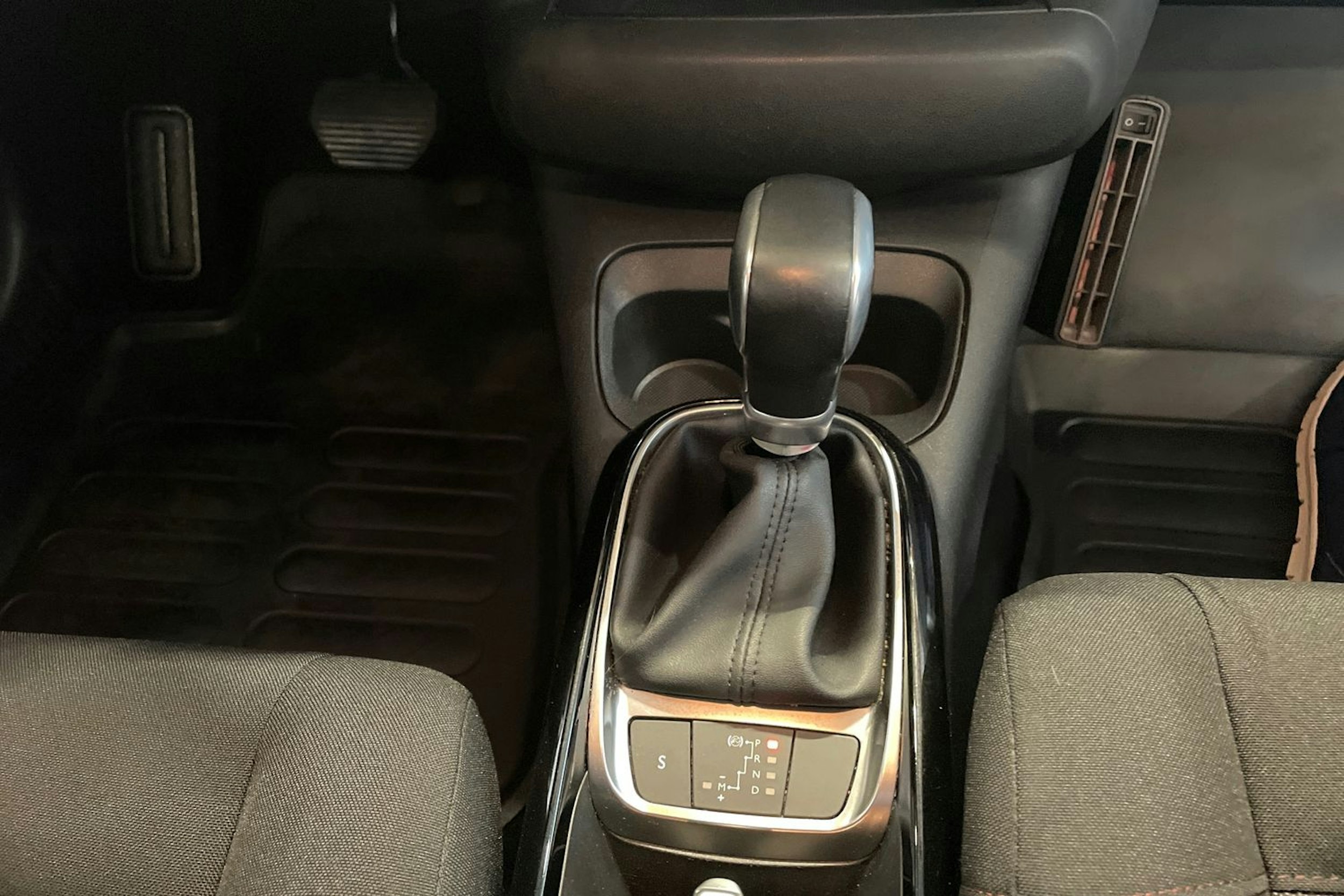 Valkoinen Citroën C4 Cactus 2019 kuva 17.