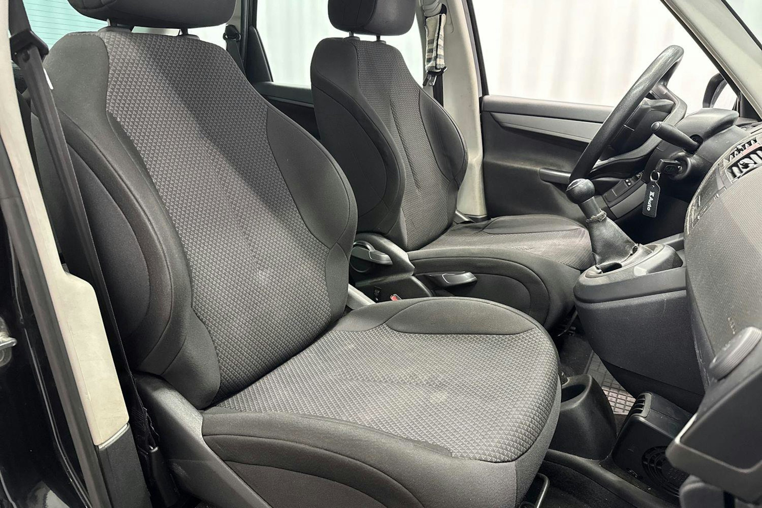 musta Citroën C4 Picasso 2010 kuva 11.