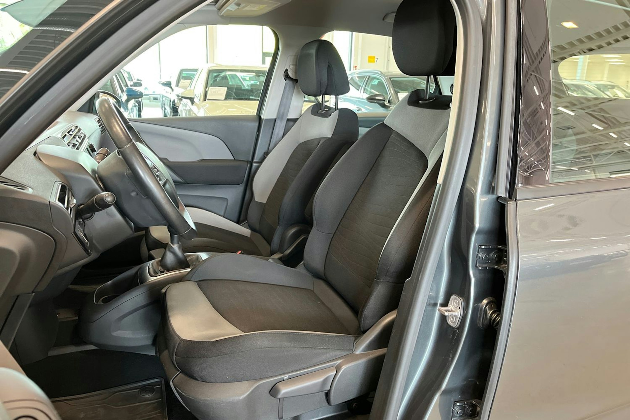harmaa Citroën C4 Picasso 2013 kuva 14.
