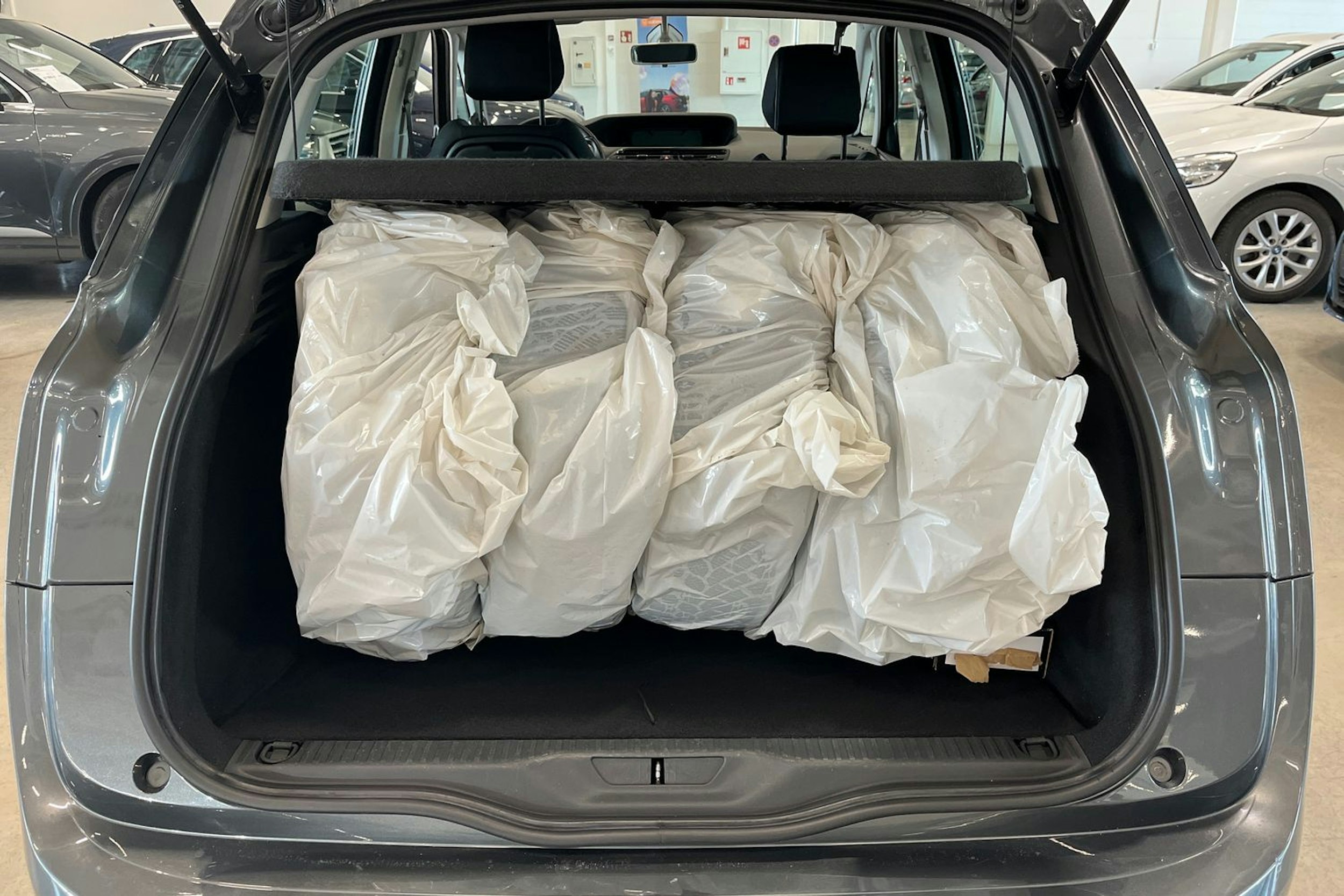 harmaa Citroën C4 Picasso 2013 kuva 26.