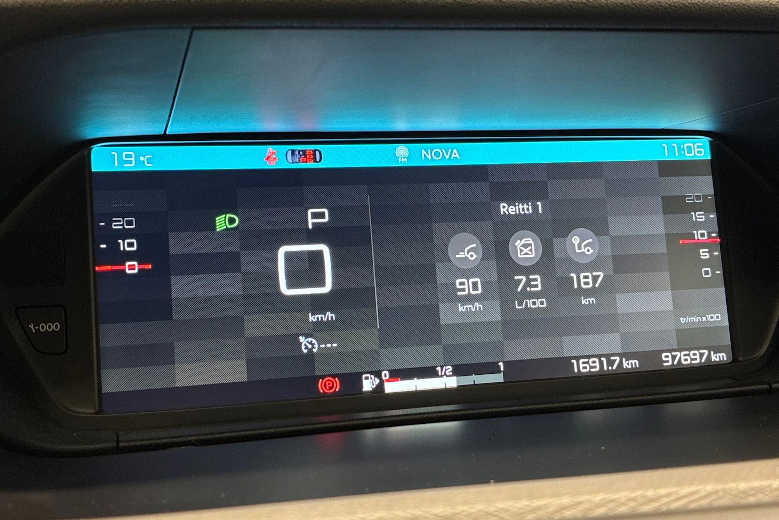 Valkoinen Citroën C4 Picasso 2017 kuva 16.