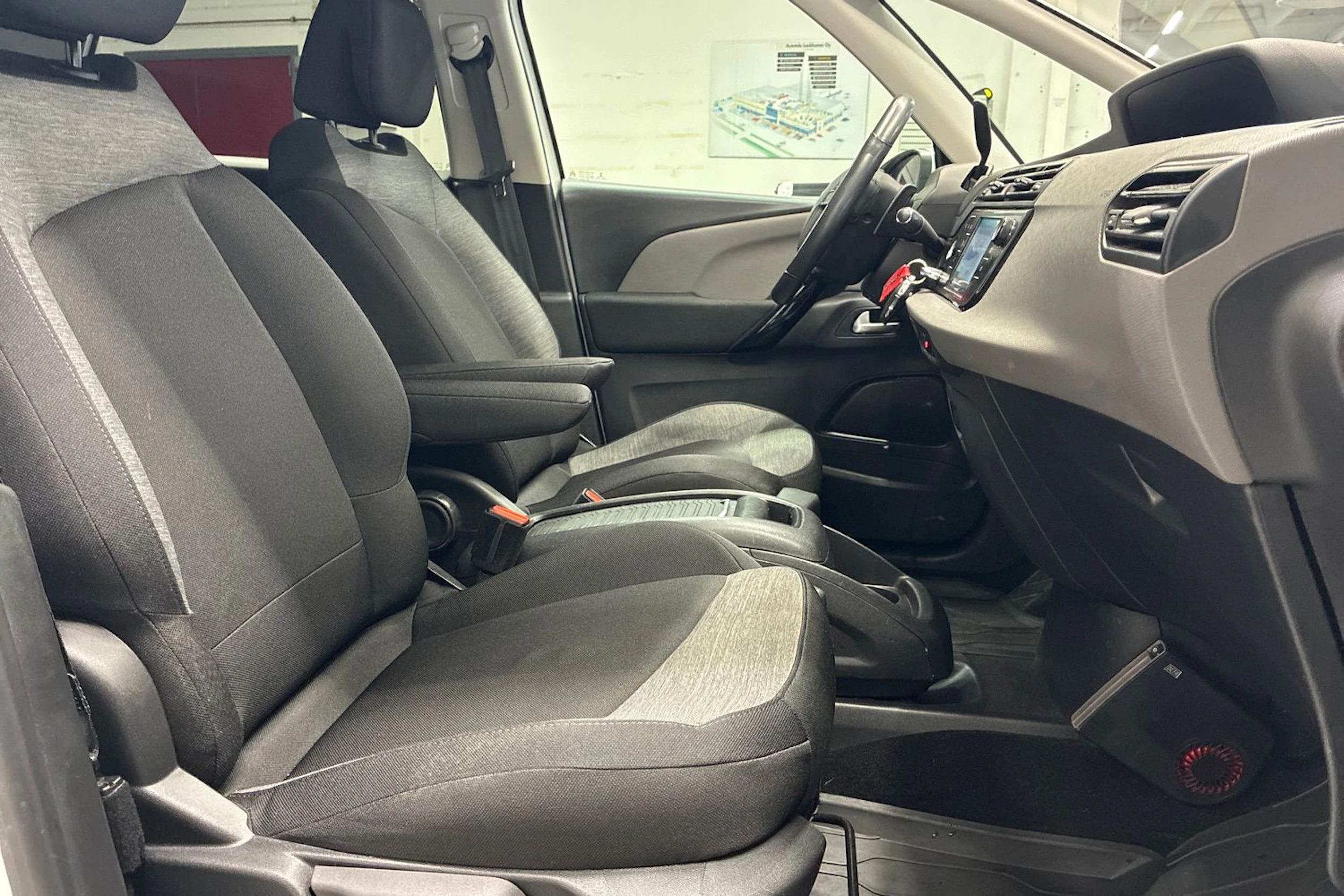 Valkoinen Citroën C4 Picasso 2017 kuva 26.