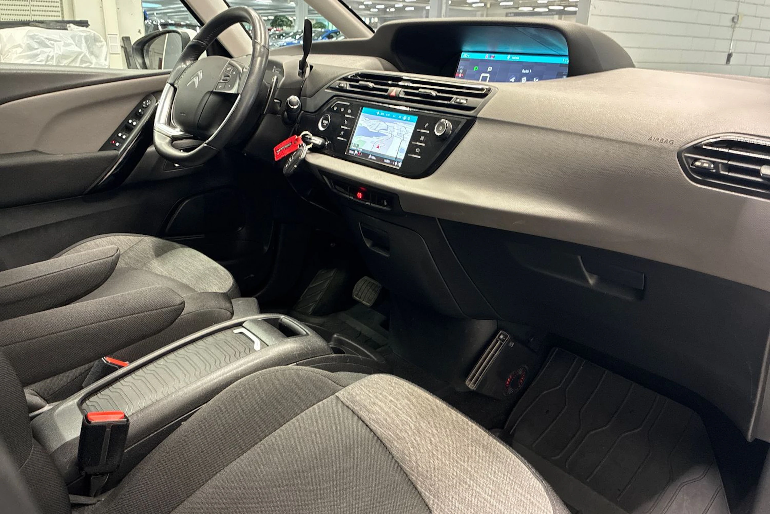 Valkoinen Citroën C4 Picasso 2017 kuva 27.