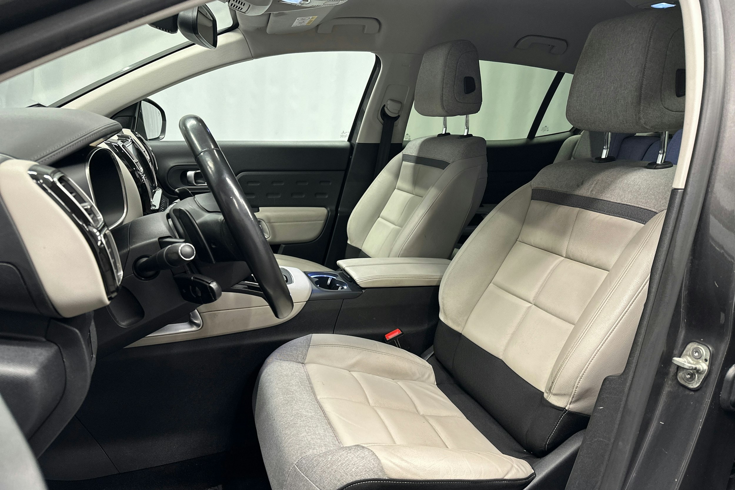 harmaa Citroën C5 Aircross 2019 kuva 16.