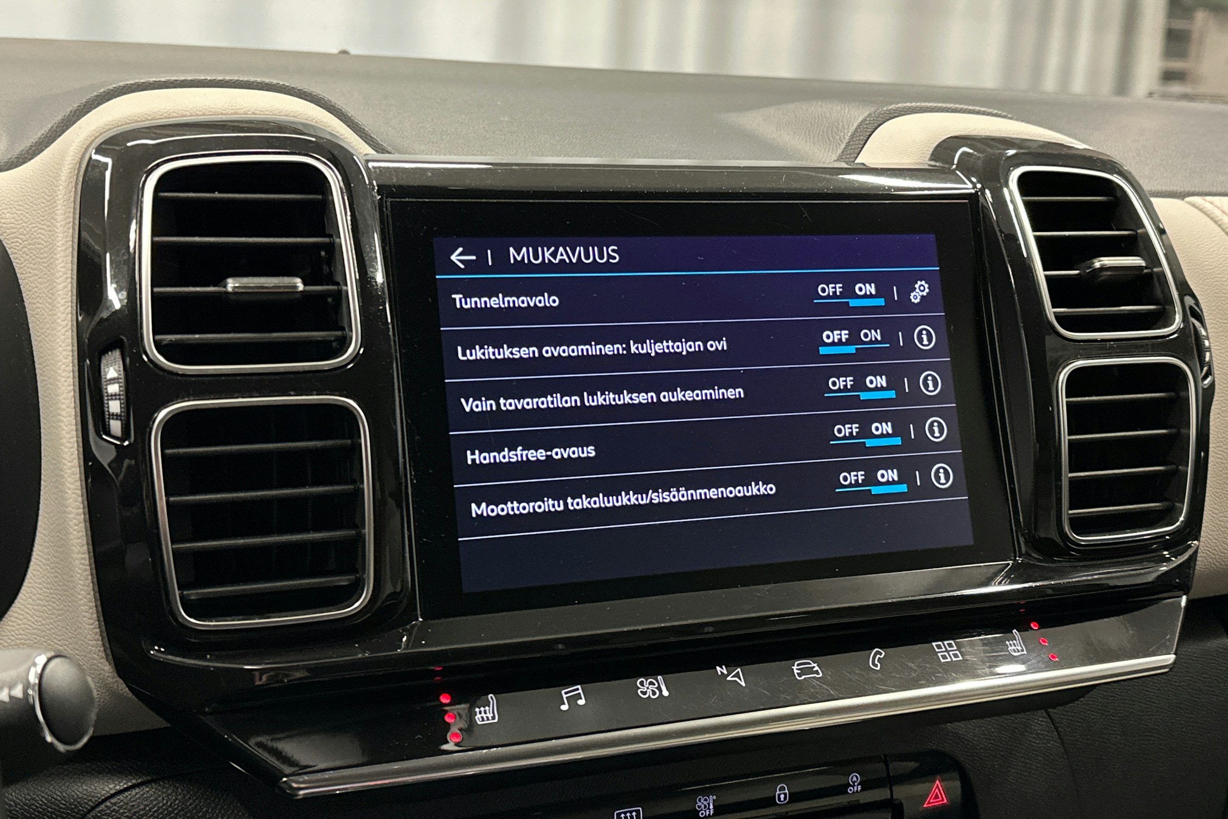 harmaa Citroën C5 Aircross 2019 kuva 26.