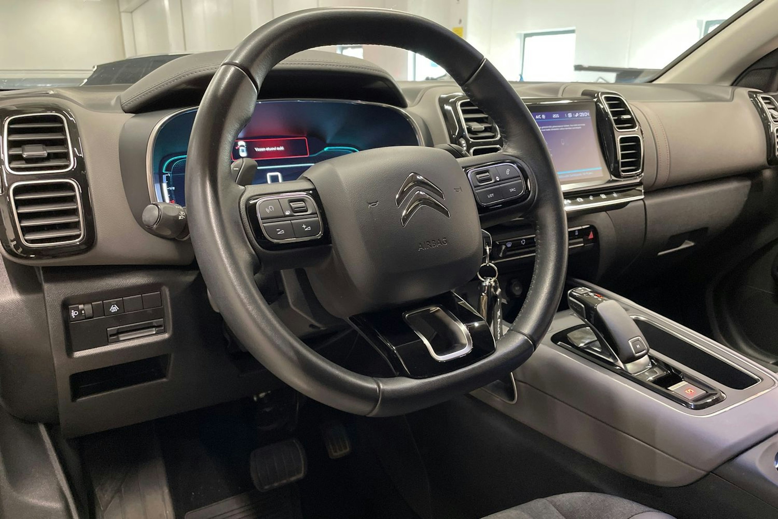 Valkoinen Citroën C5 Aircross 2019 kuva 22.