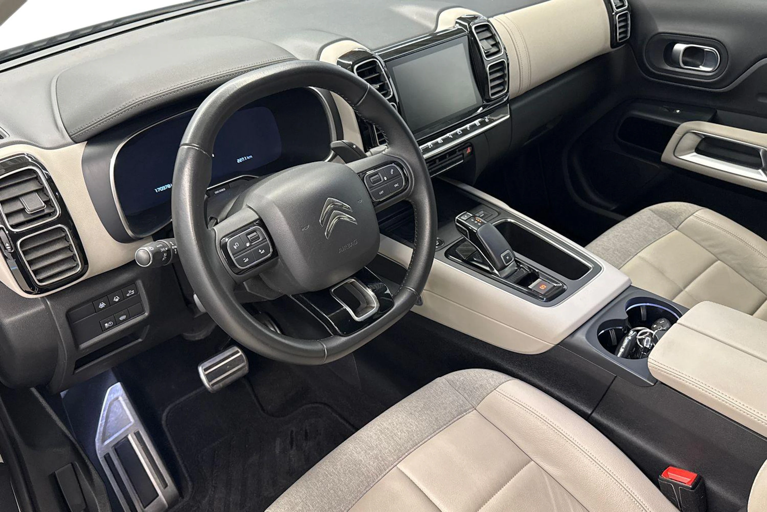musta Citroën C5 Aircross 2020 kuva 6.