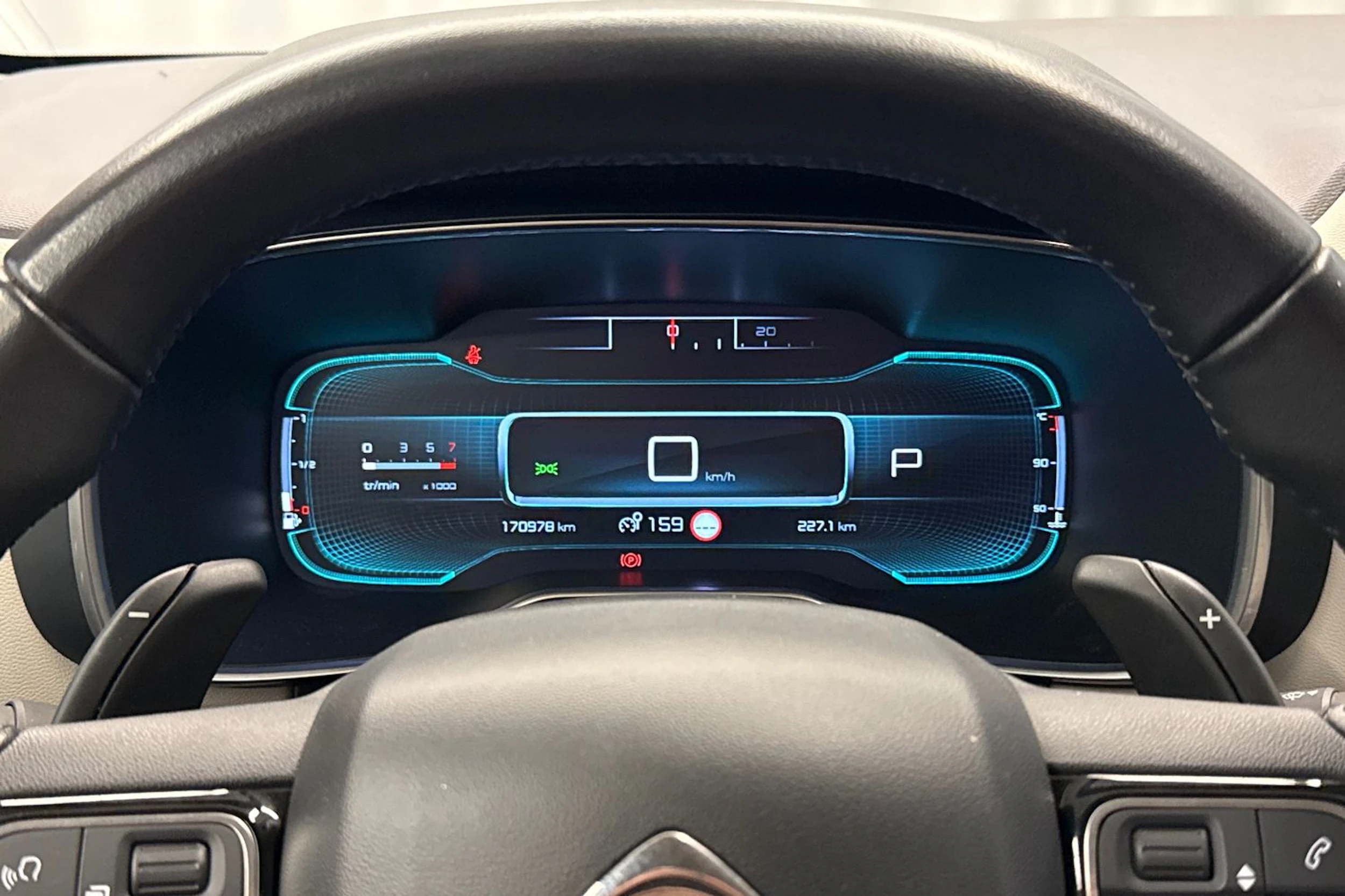 musta Citroën C5 Aircross 2020 kuva 16.