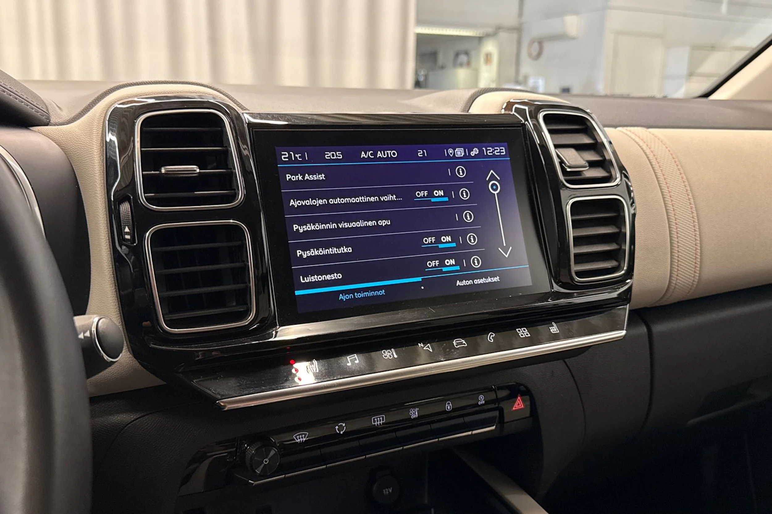 musta Citroën C5 Aircross 2020 kuva 18.