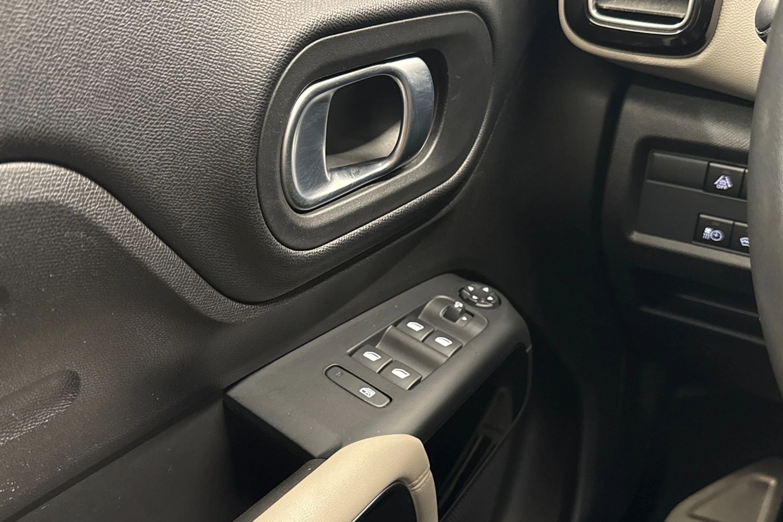 musta Citroën C5 Aircross 2020 kuva 21.