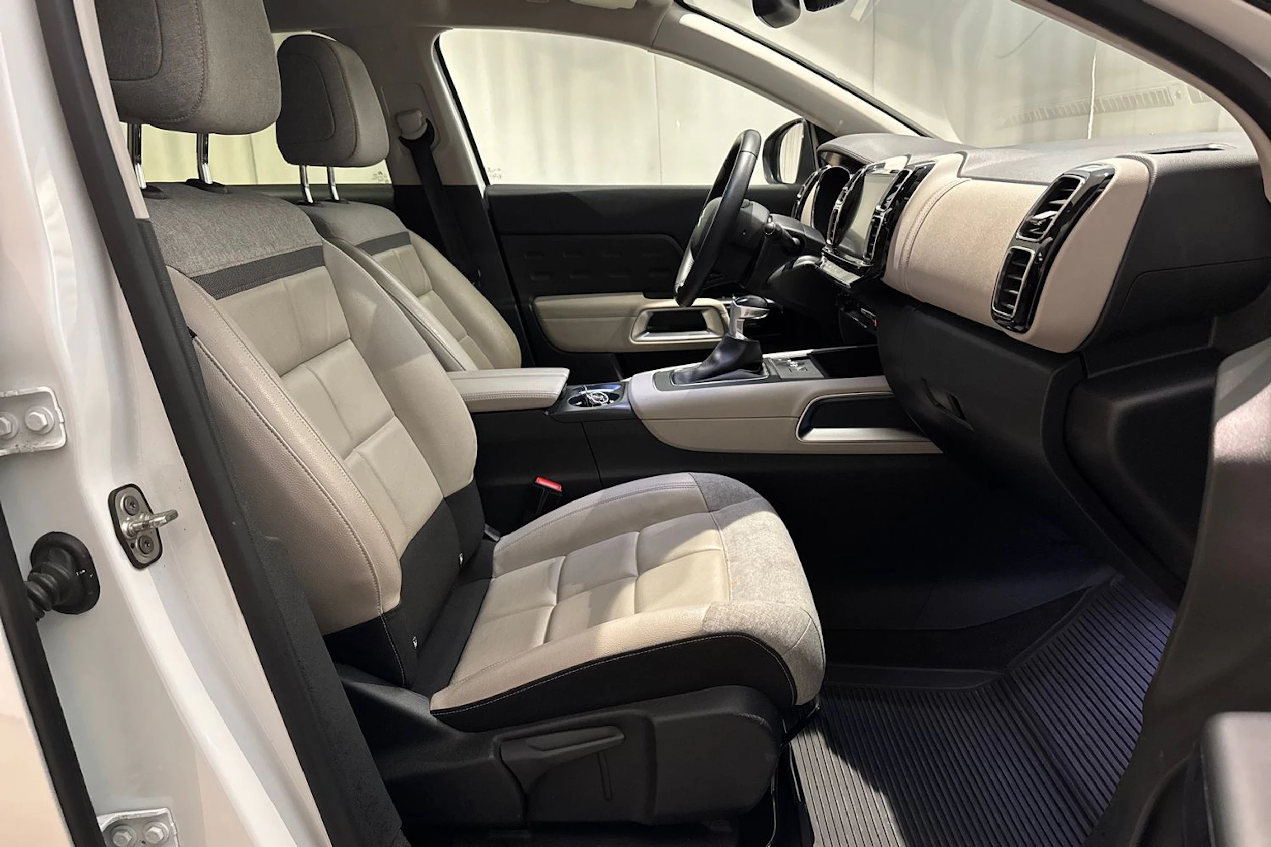 musta Citroën C5 Aircross 2020 kuva 14.