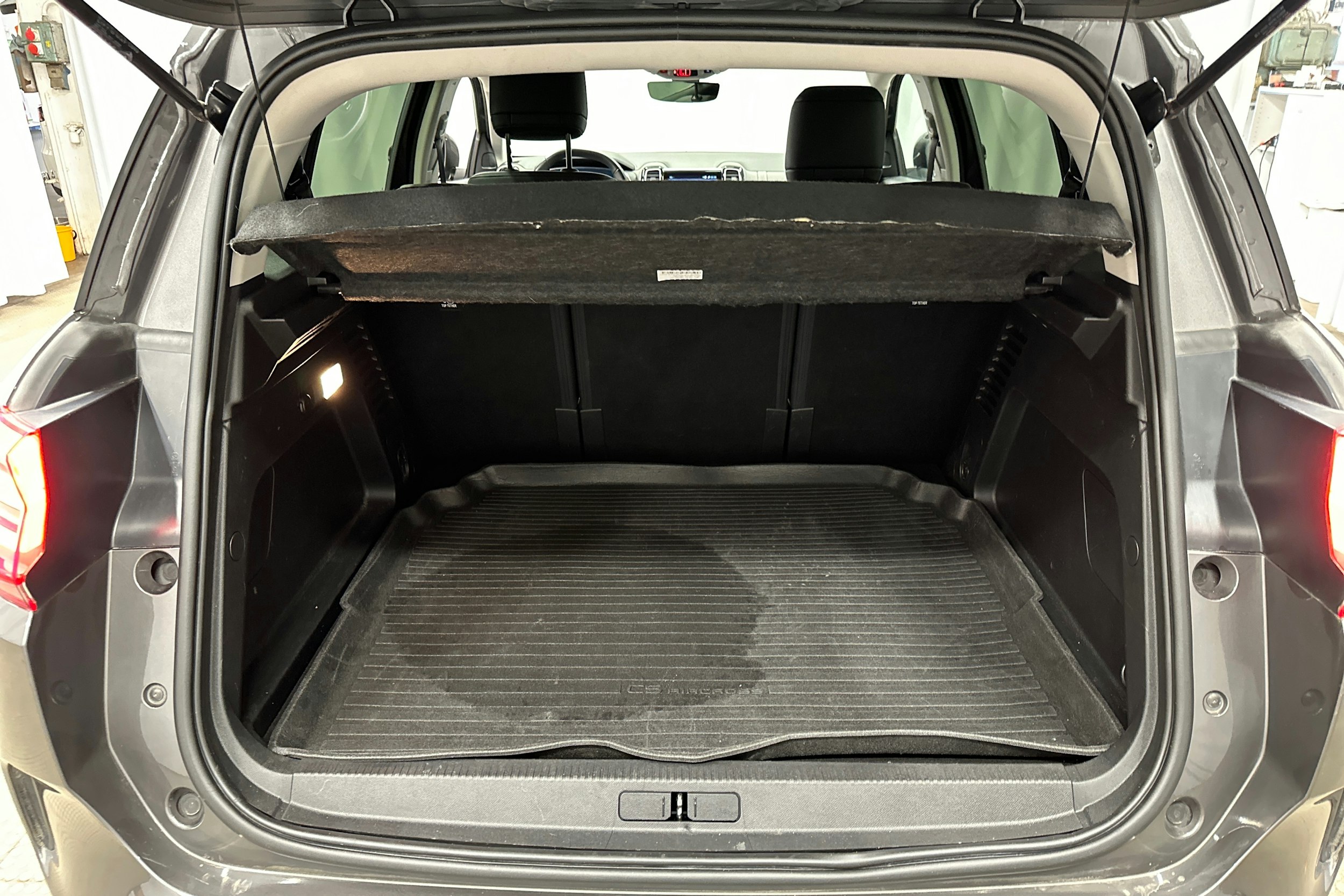 harmaa Citroën C5 Aircross 2021 kuva 28.