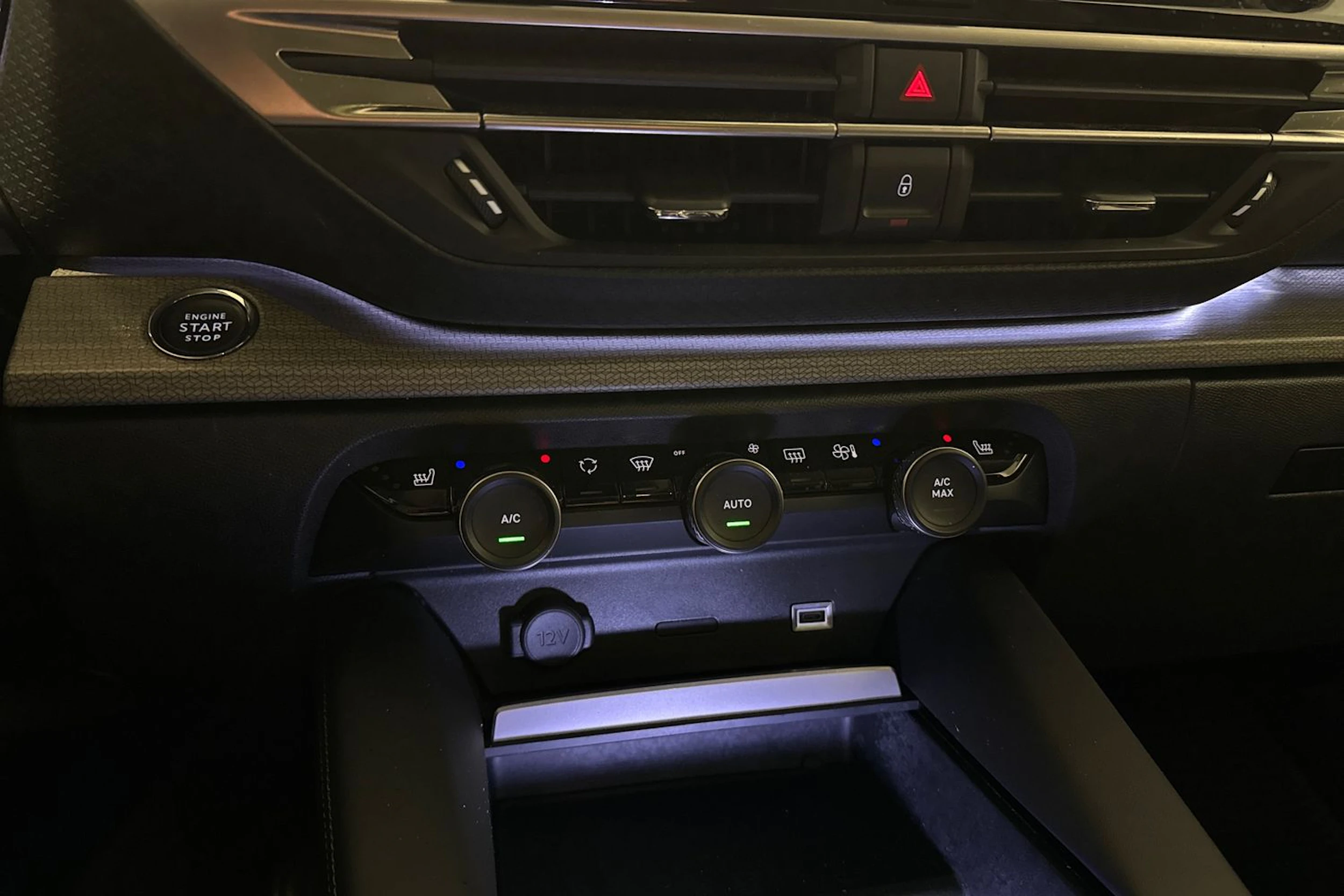 harmaa Citroën C5 X 2022 kuva 30.