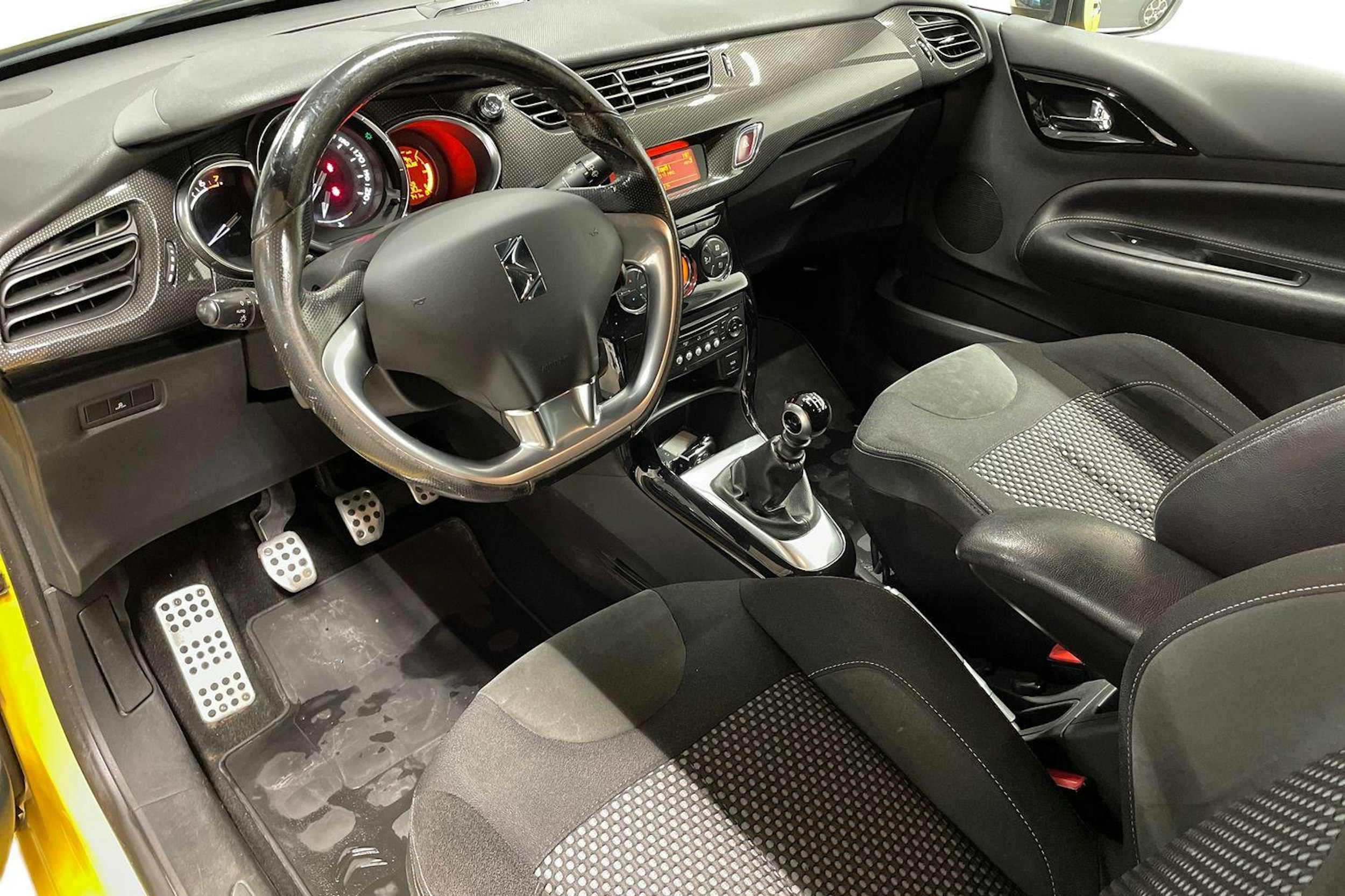 keltainen Citroën DS3 2011 kuva 7.
