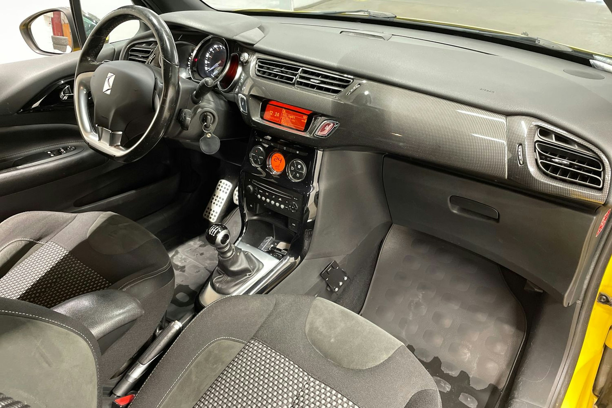 keltainen Citroën DS3 2011 kuva 22.