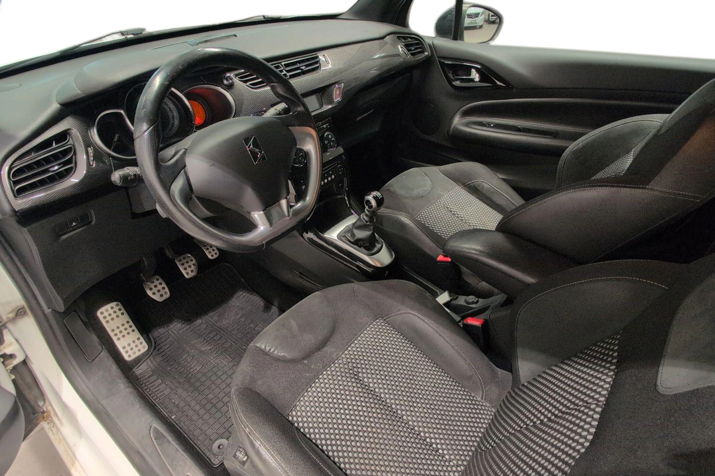 valkoinen Citroën DS3 2011 kuva 6.