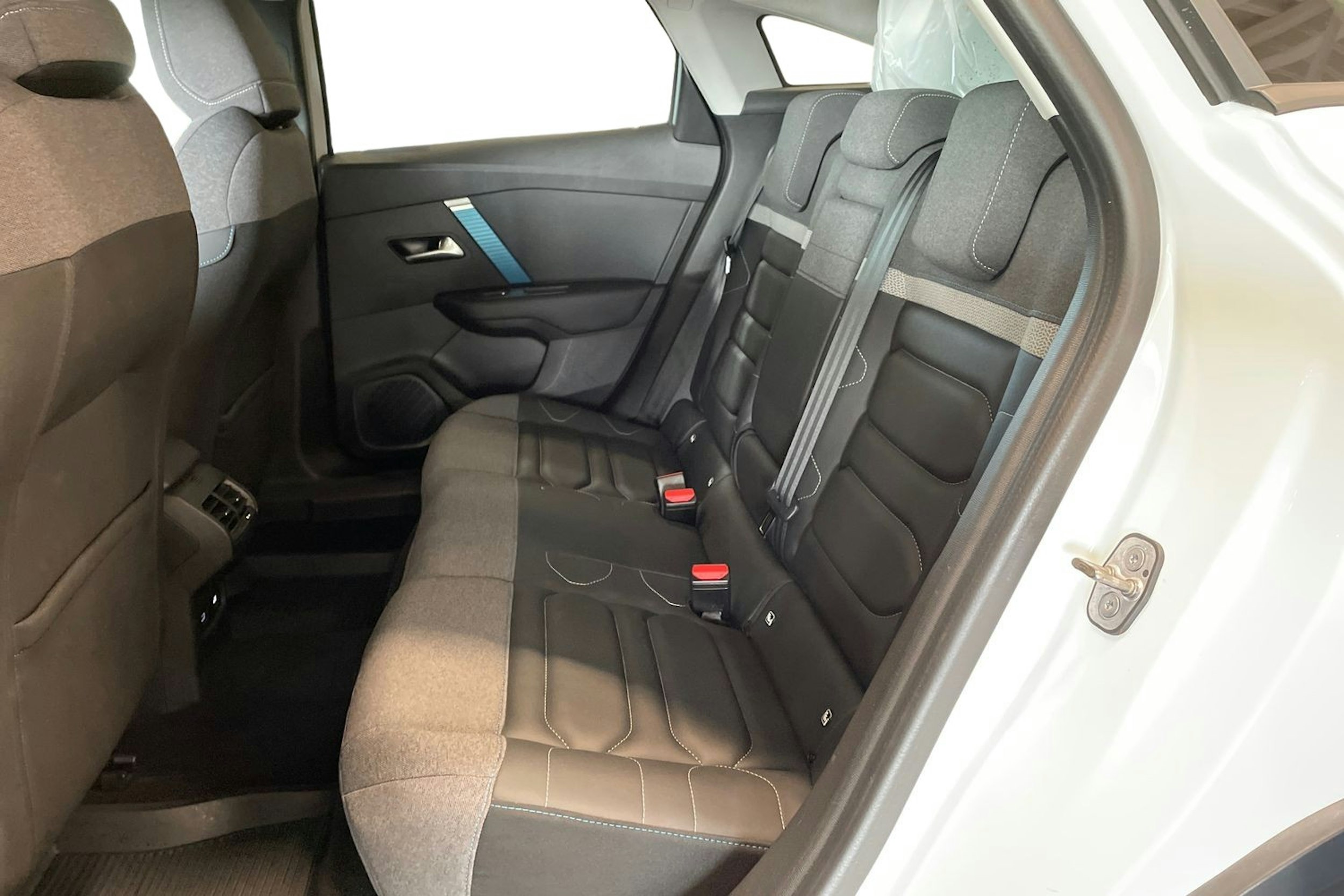 valkoinen Citroën e-C4 X 2022 kuva 10.