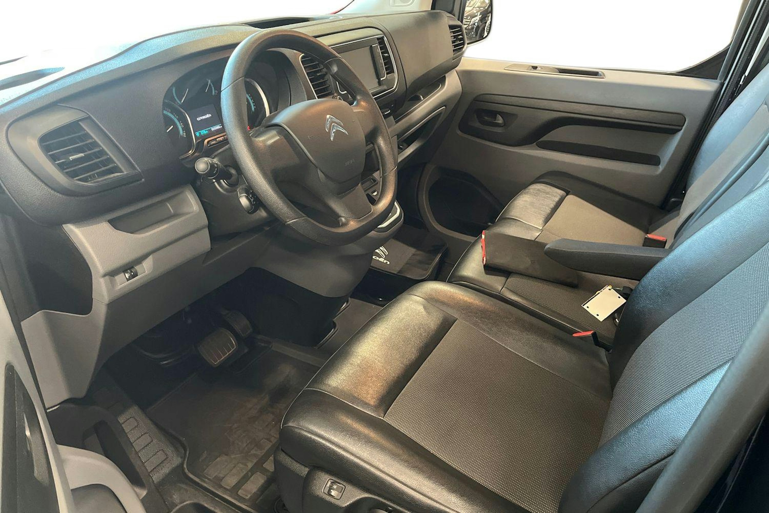 met. musta Citroën e-Jumpy 2022 kuva 3.