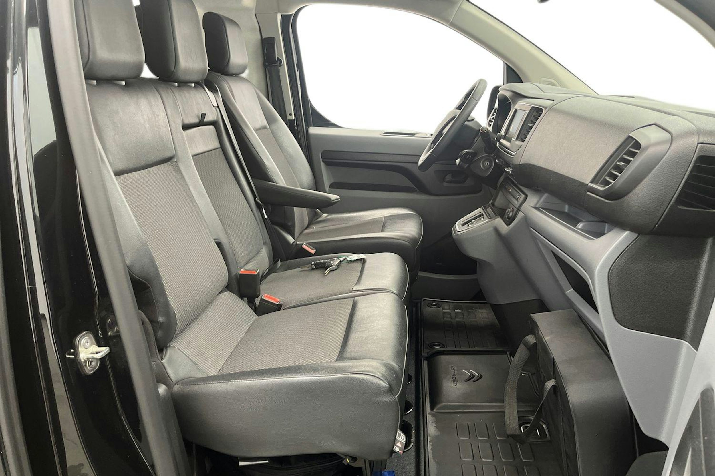 met. musta Citroën e-Jumpy 2022 kuva 10.