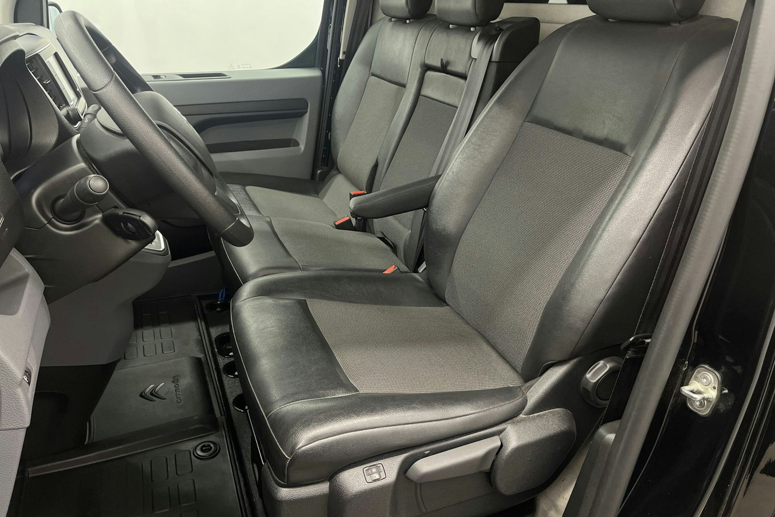 met. musta Citroën e-Jumpy 2022 kuva 30.