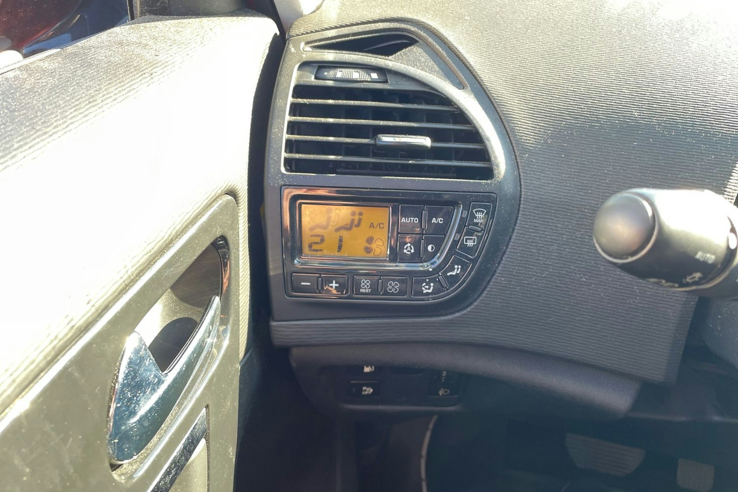punainen Citroën Grand C4 Picasso 2009 kuva 17.