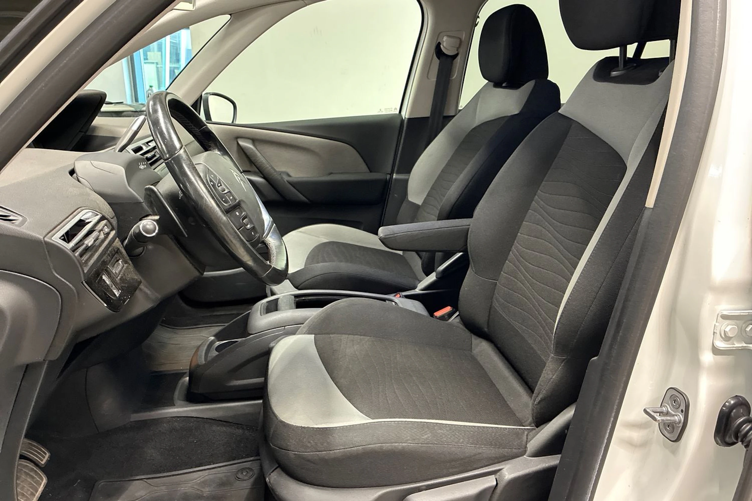 valkoinen Citroën Grand C4 Picasso 2015 kuva 22.
