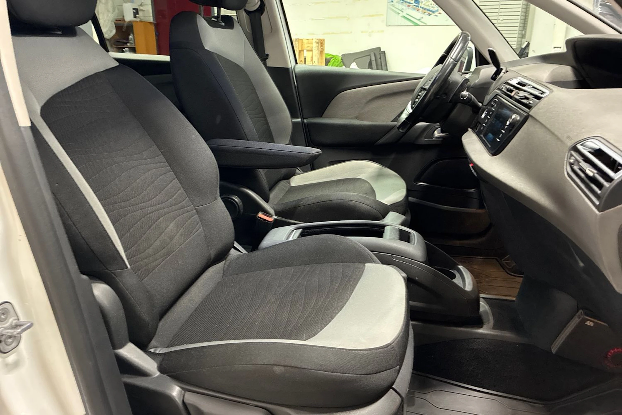 valkoinen Citroën Grand C4 Picasso 2015 kuva 28.