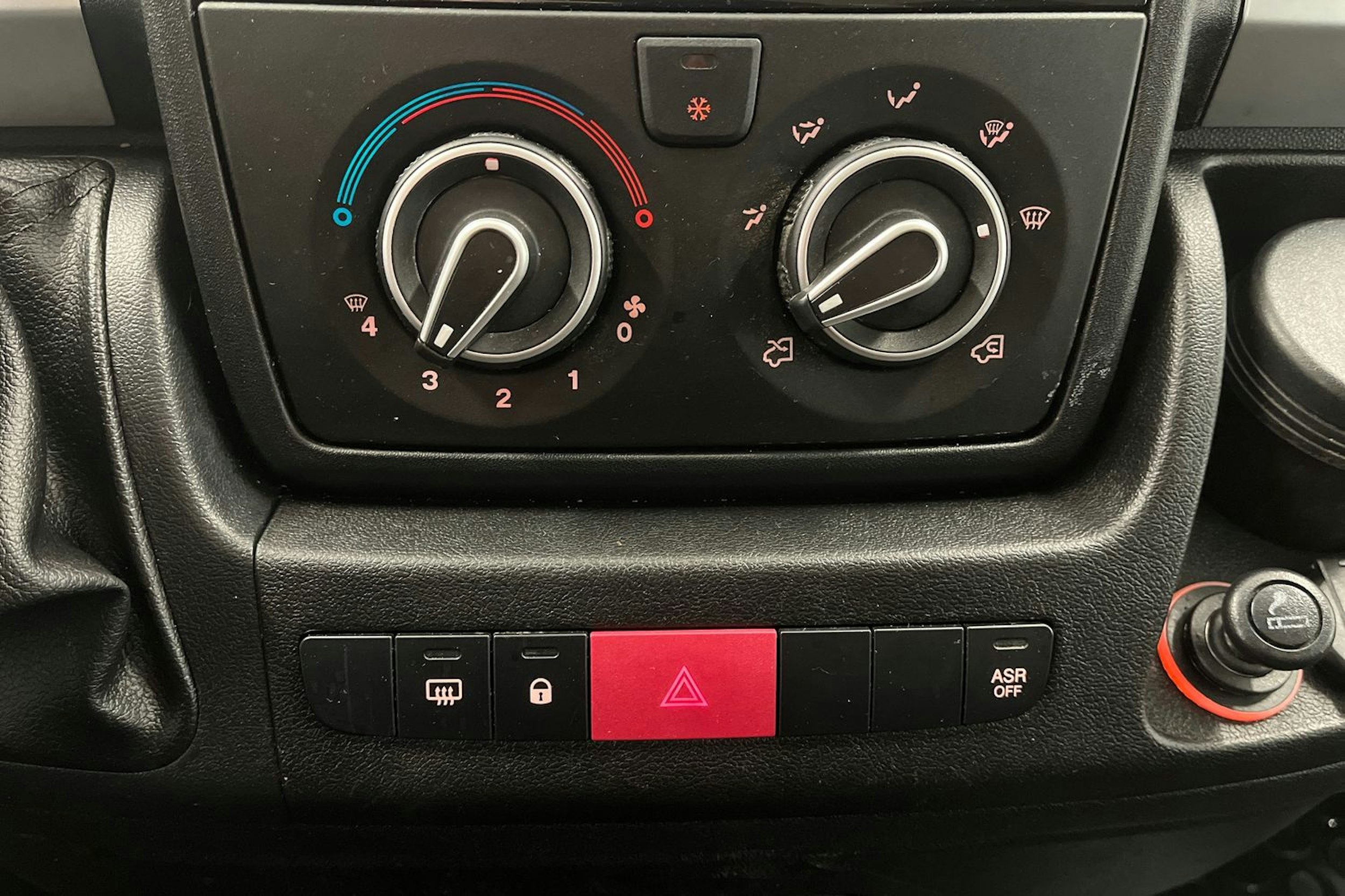 sininen Citroën Jumper 2018 kuva 21.