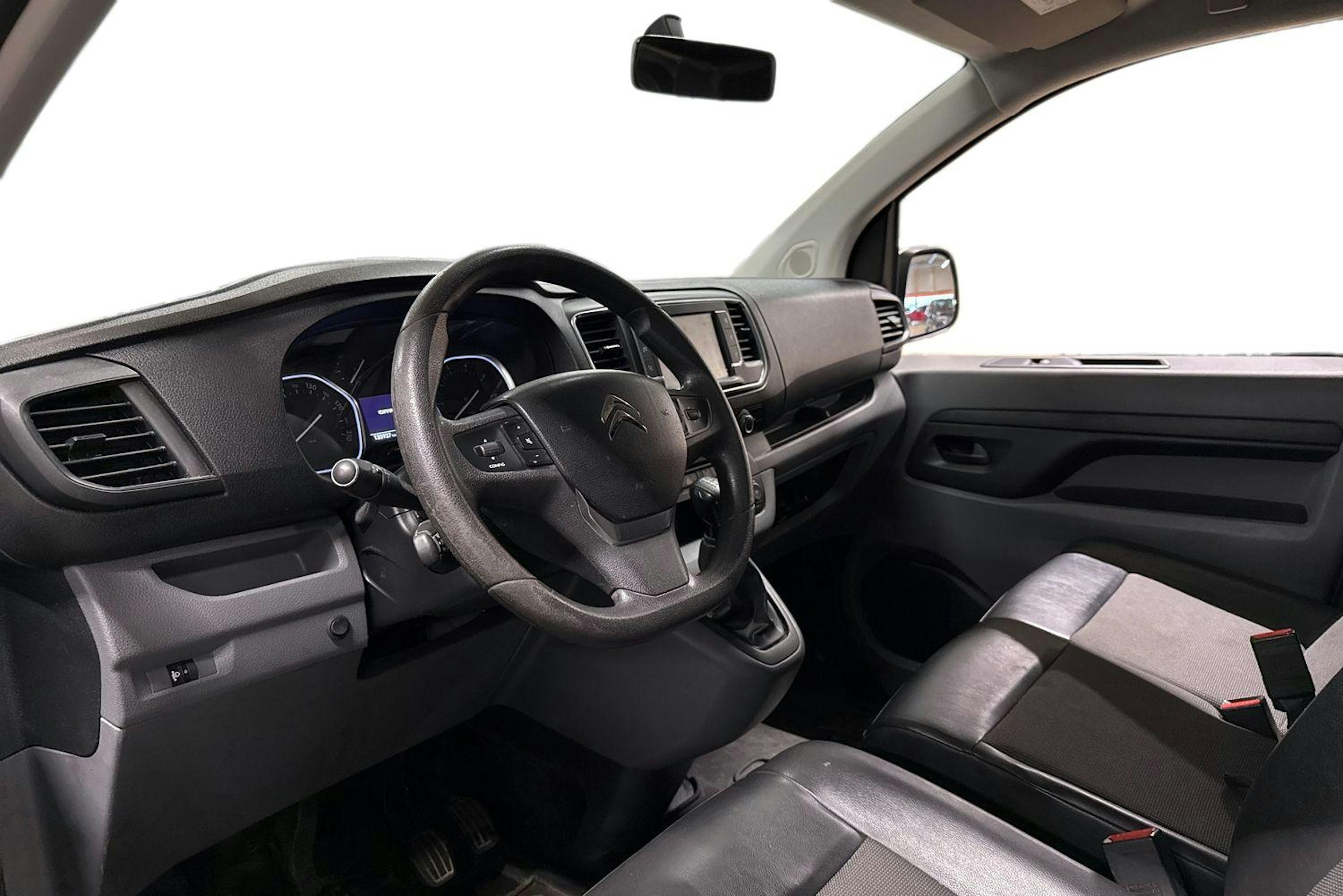 valkoinen Citroën Jumpy 2016 kuva 3.