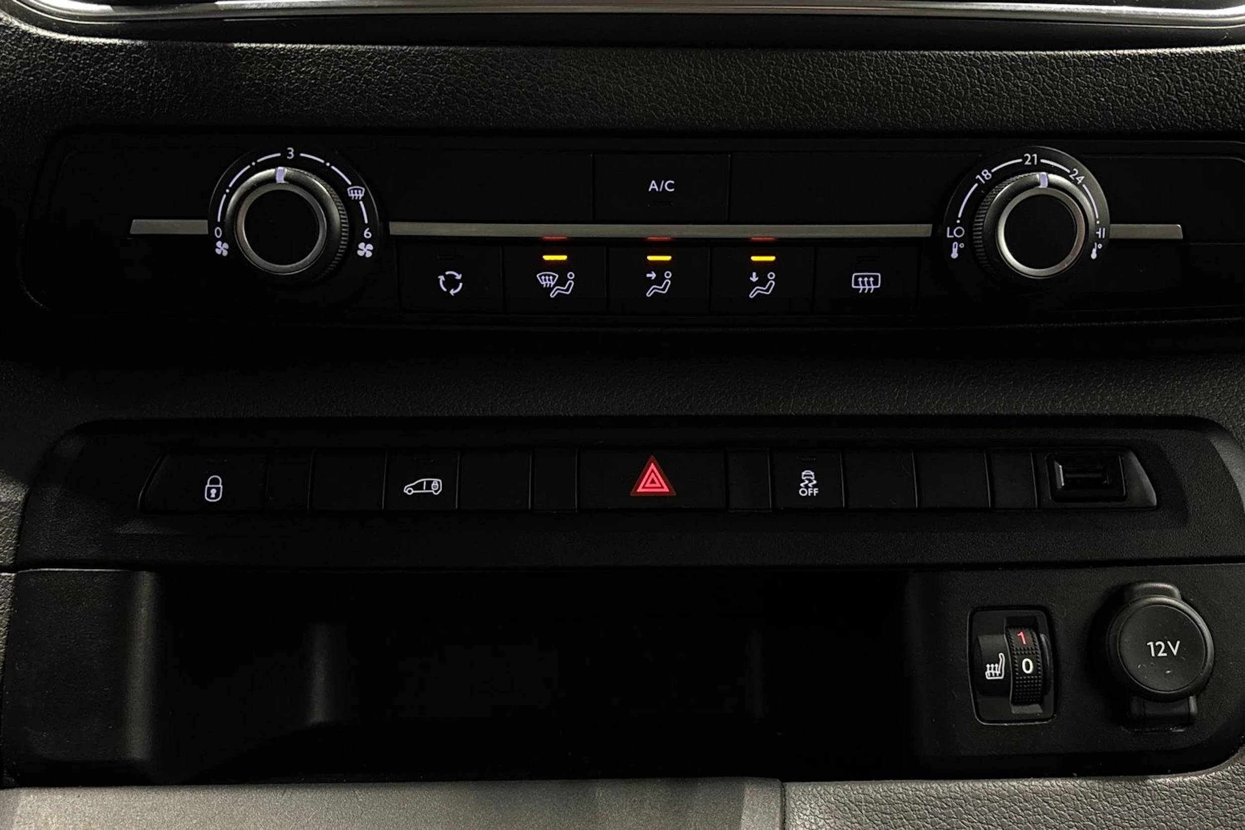 valkoinen Citroën Jumpy 2016 kuva 20.