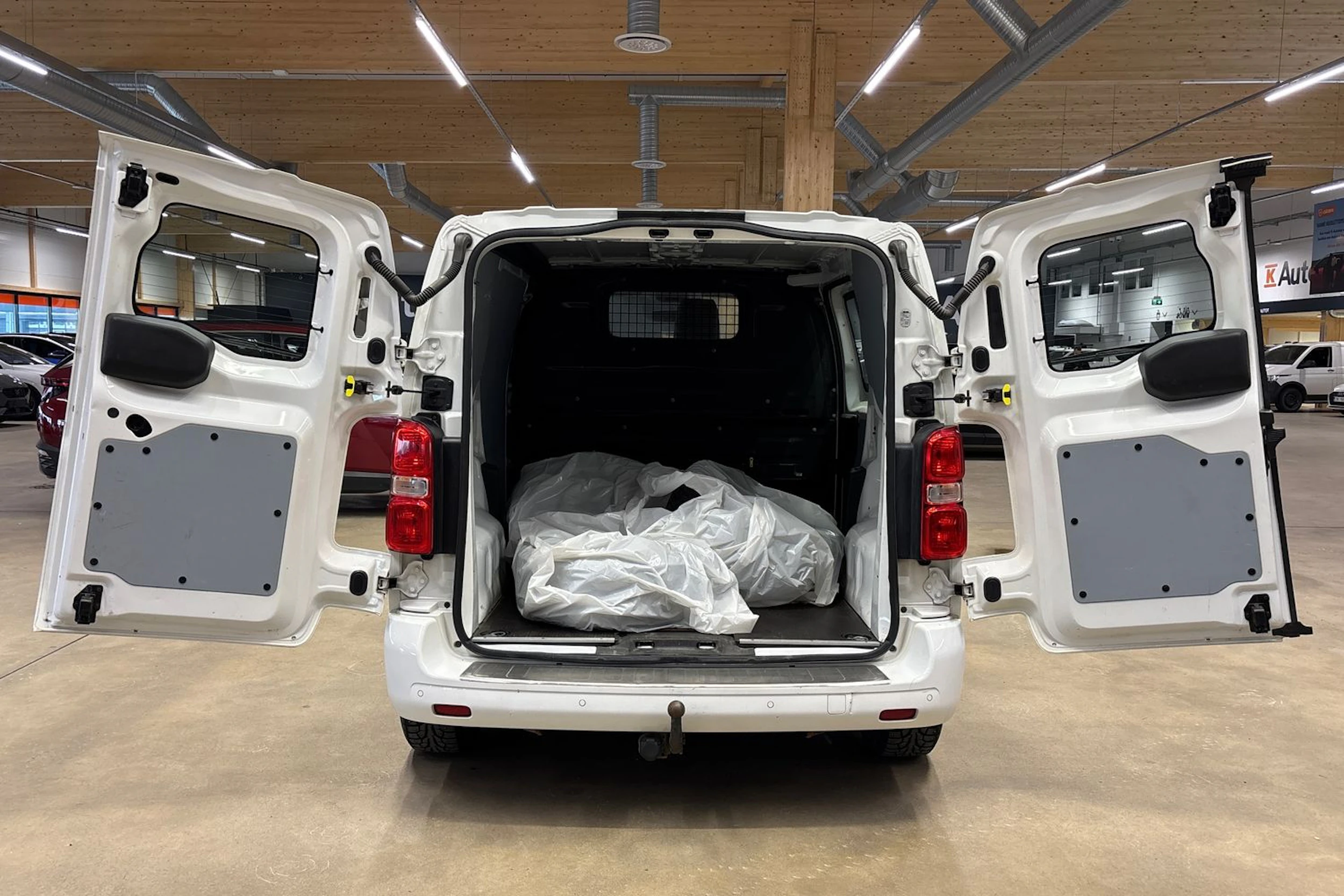 valkoinen Citroën Jumpy 2016 kuva 23.