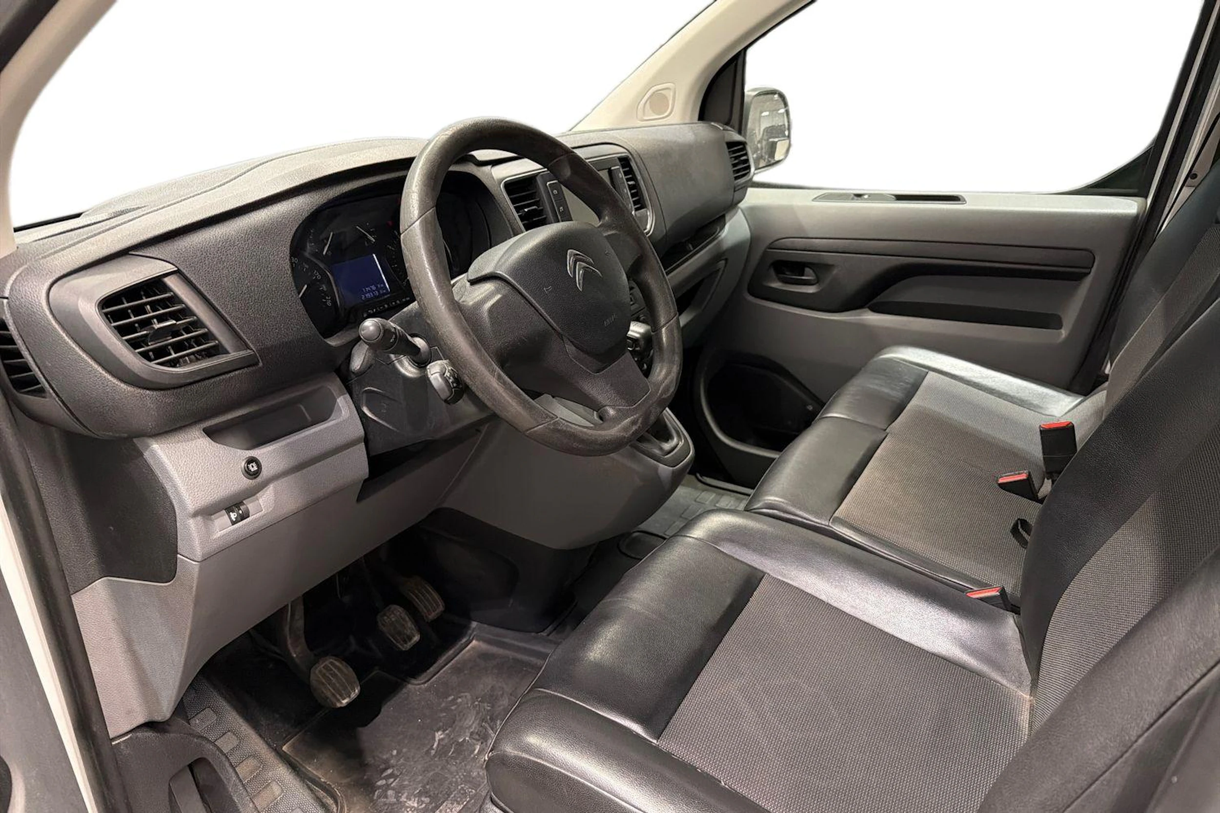 Valkoinen Citroën Jumpy 2016 kuva 3.