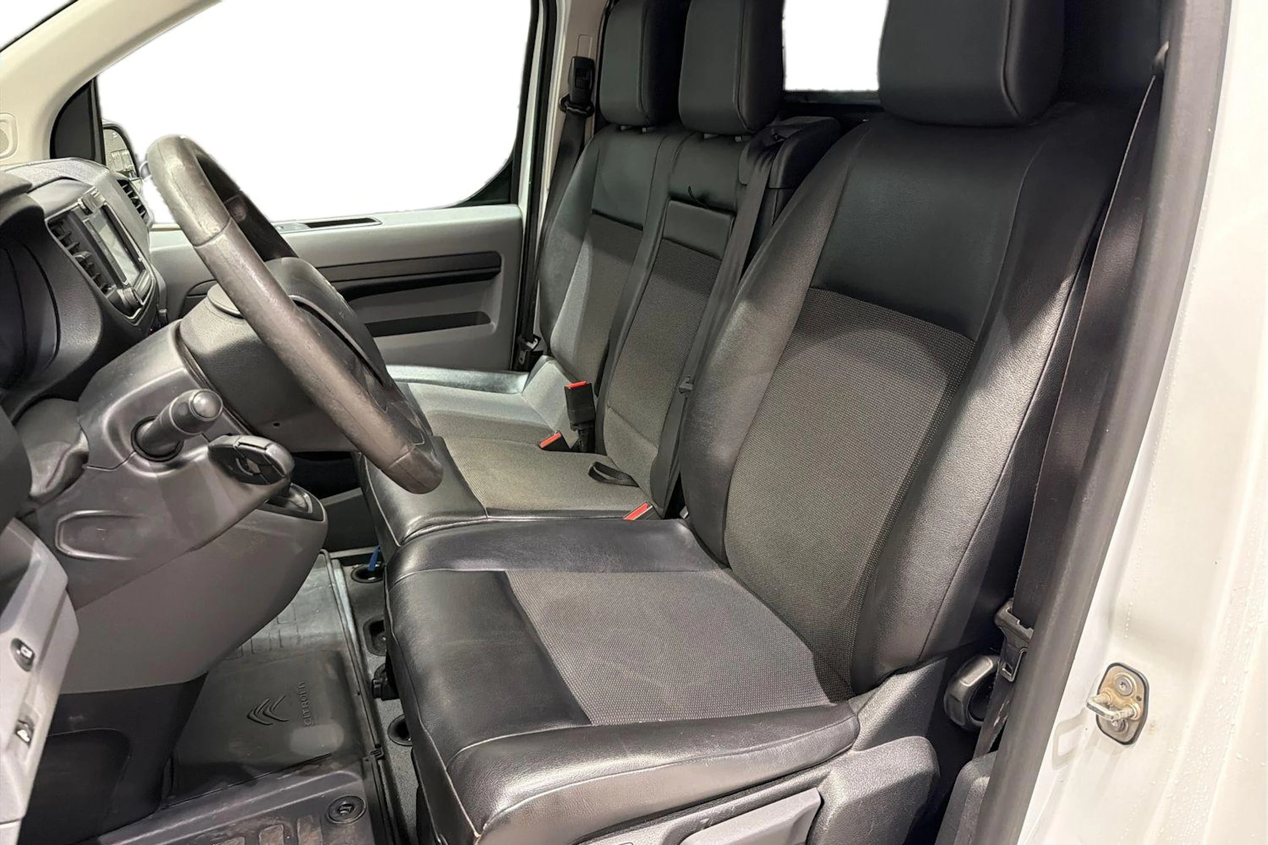 Valkoinen Citroën Jumpy 2016 kuva 11.