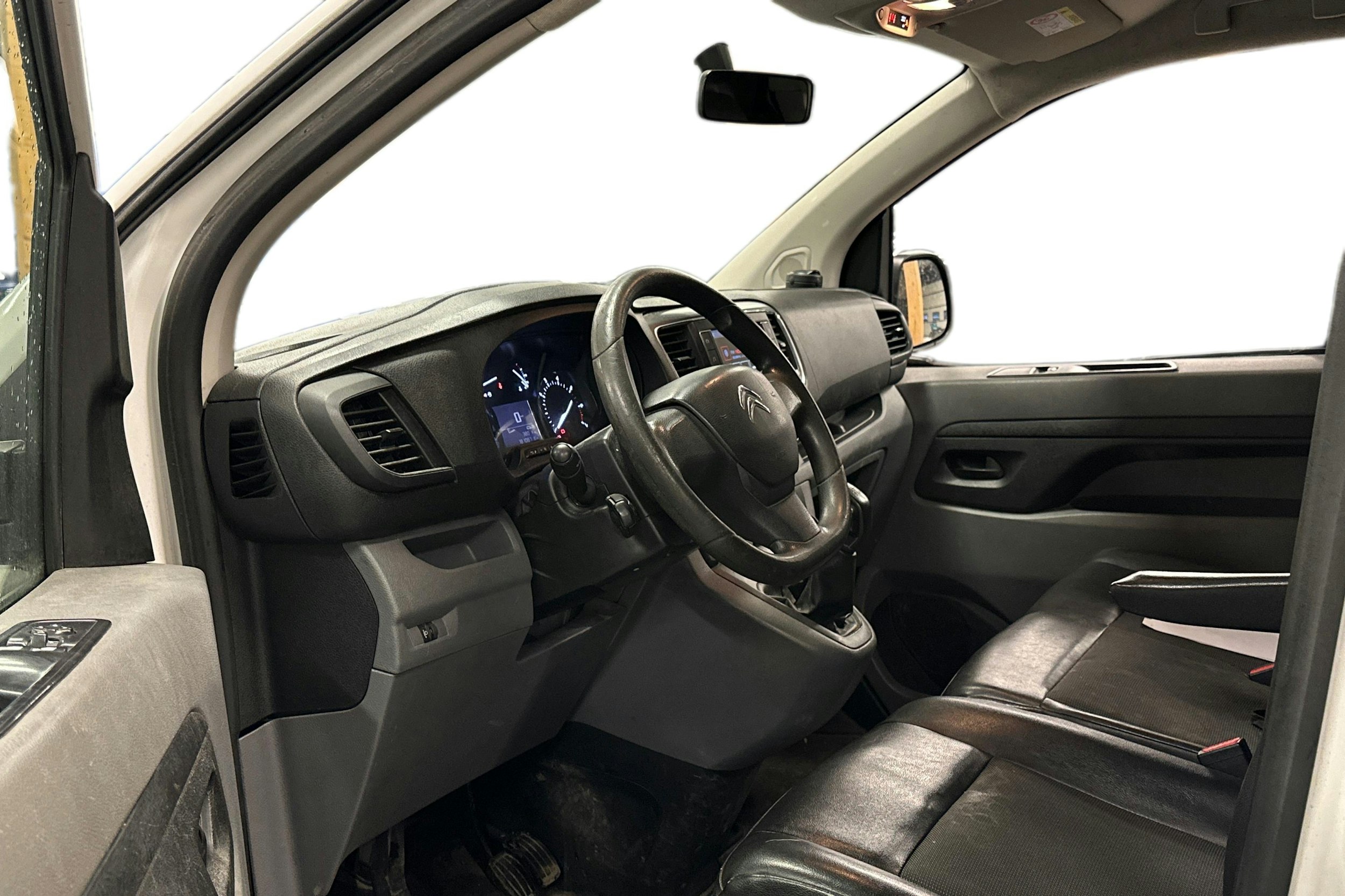 valkoinen Citroën Jumpy 2017 kuva 3.