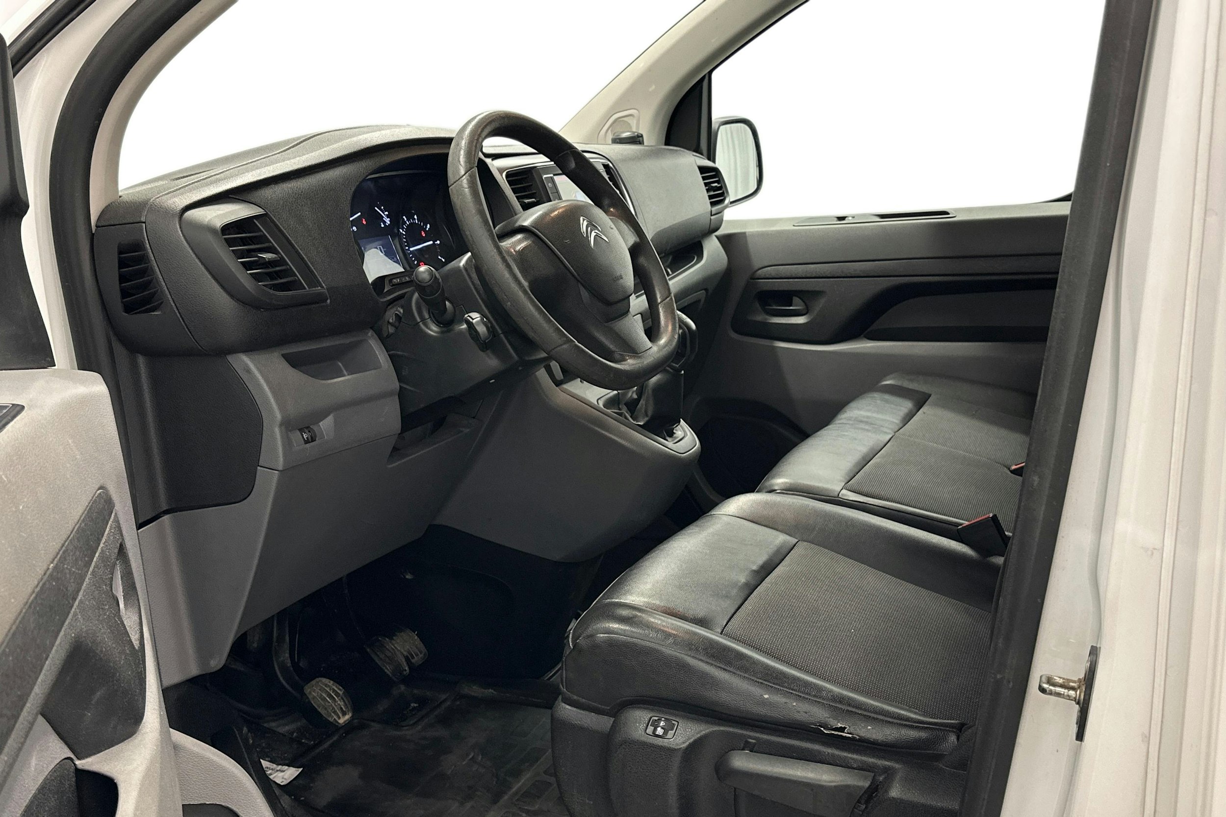 valkoinen Citroën Jumpy 2017 kuva 8.