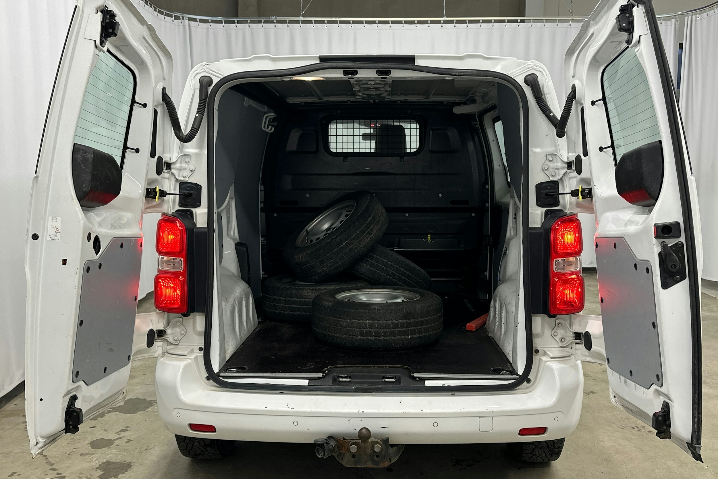 valkoinen Citroën Jumpy 2017 kuva 22.