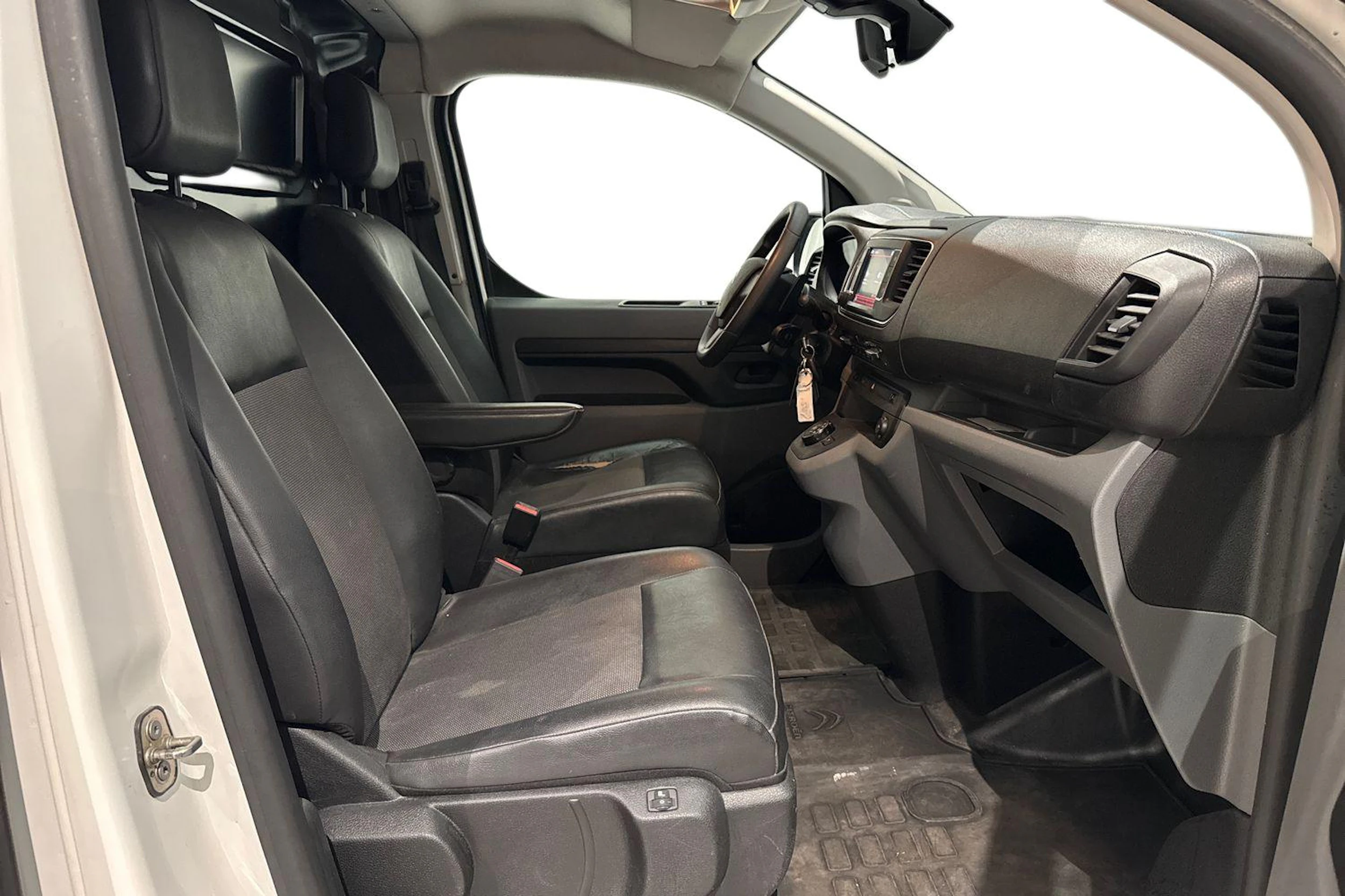valkoinen Citroën Jumpy 2018 kuva 11.