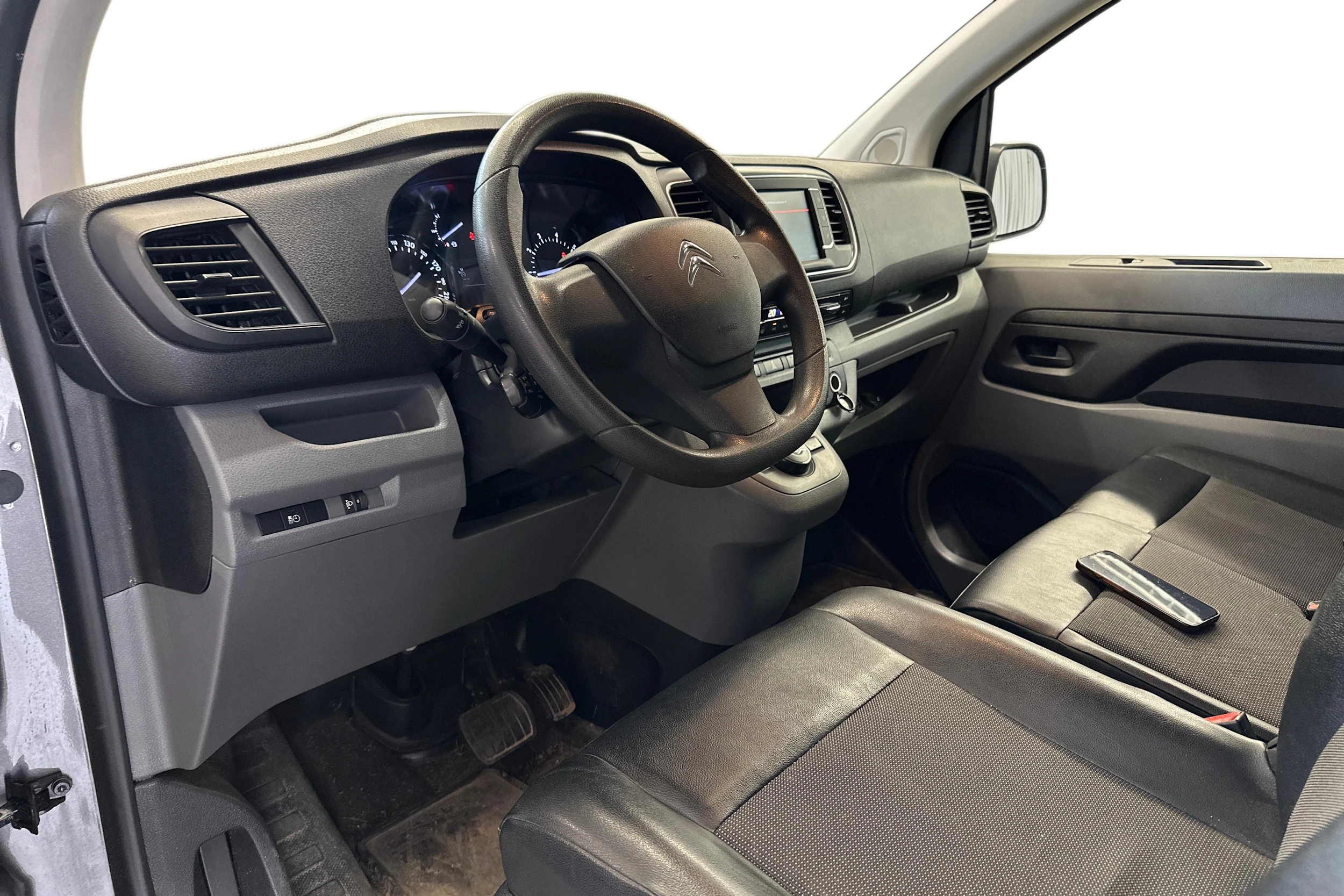 harmaa Citroën Jumpy 2018 kuva 3.