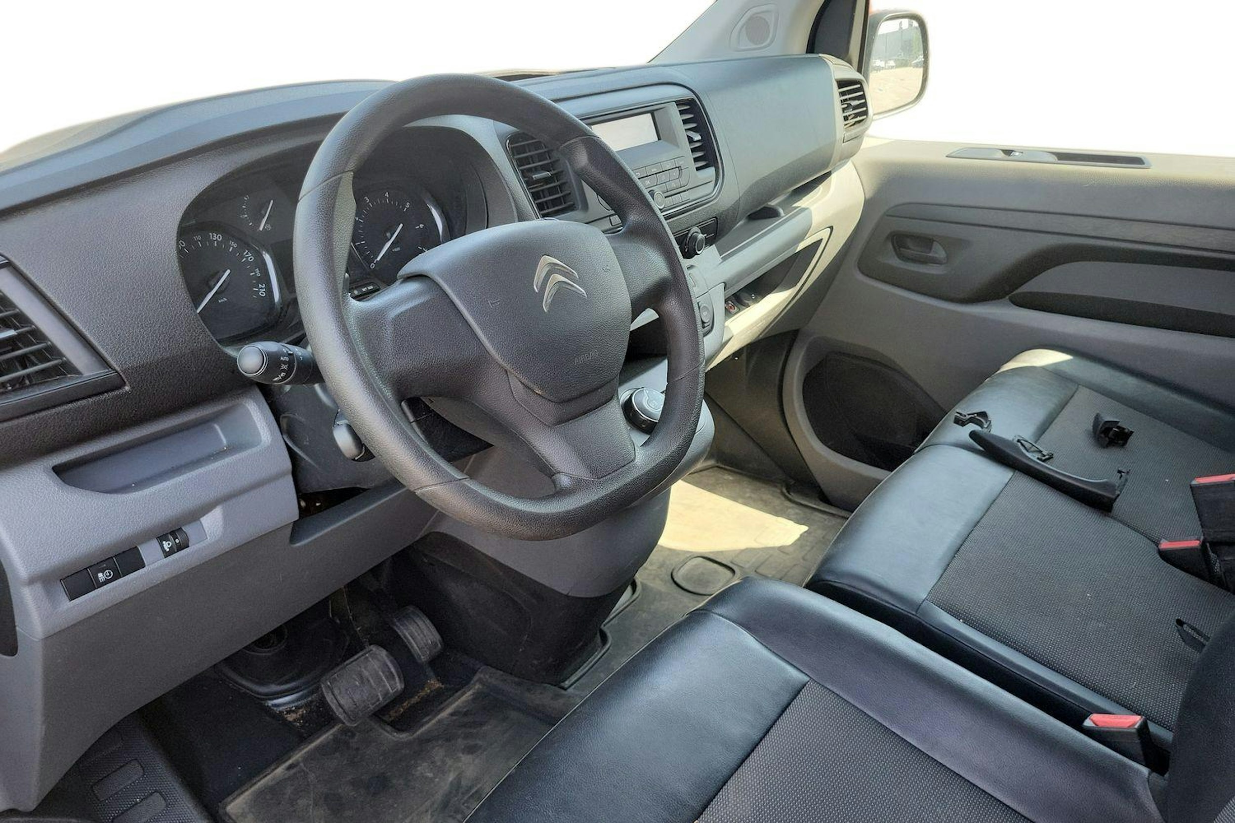 ruskea (beige) Citroën Jumpy 2018 kuva 3.