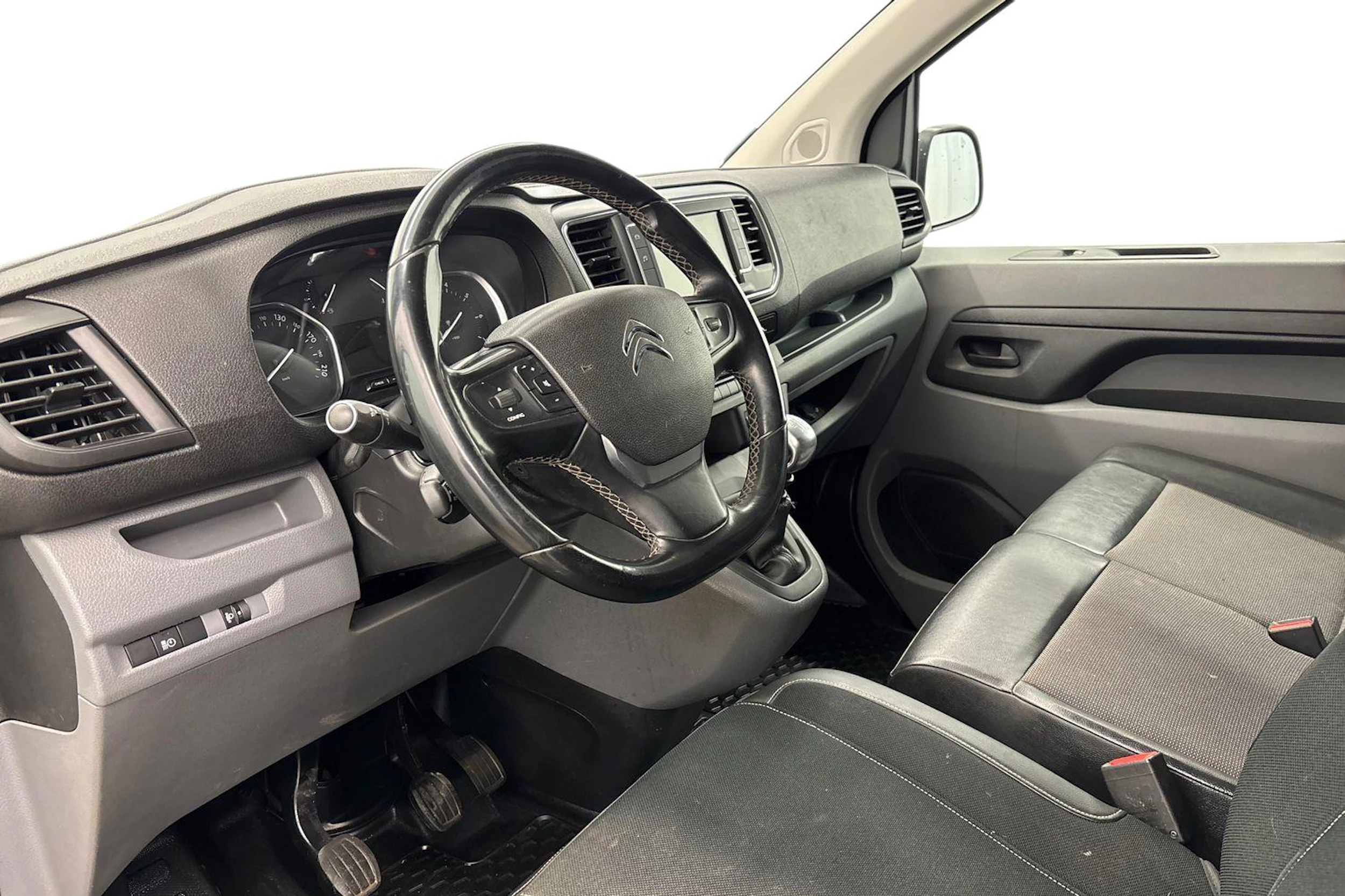 valkoinen Citroën Jumpy 2019 kuva 8.