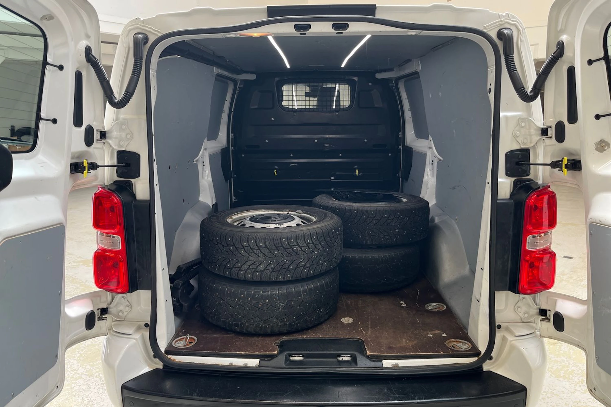 valkoinen Citroën Jumpy 2020 kuva 15.