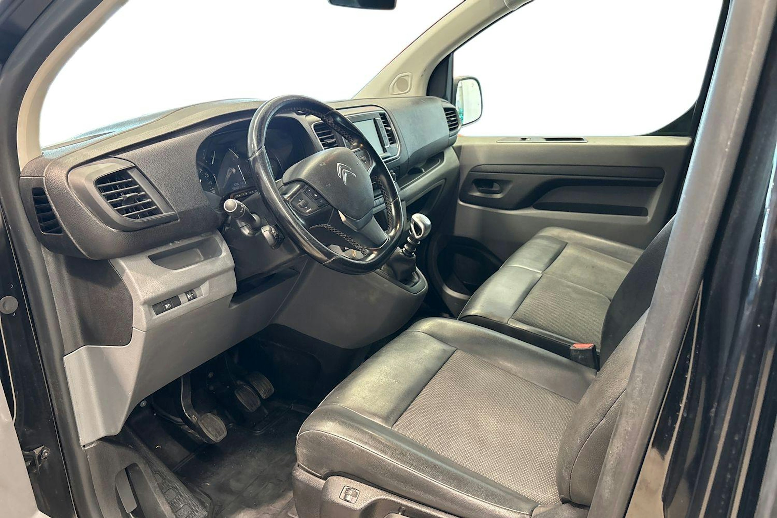 Musta Citroën Jumpy 2020 kuva 6.