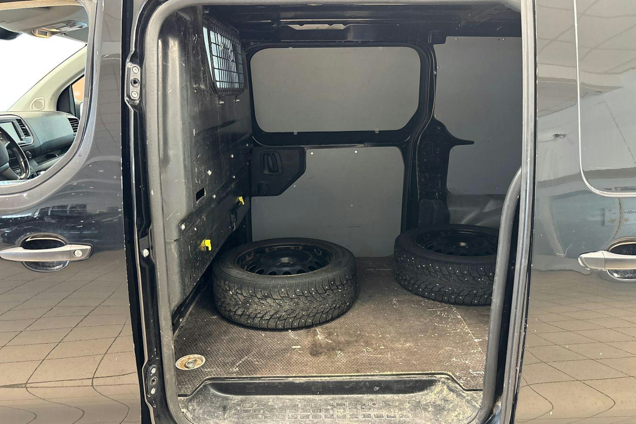 Musta Citroën Jumpy 2020 kuva 8.