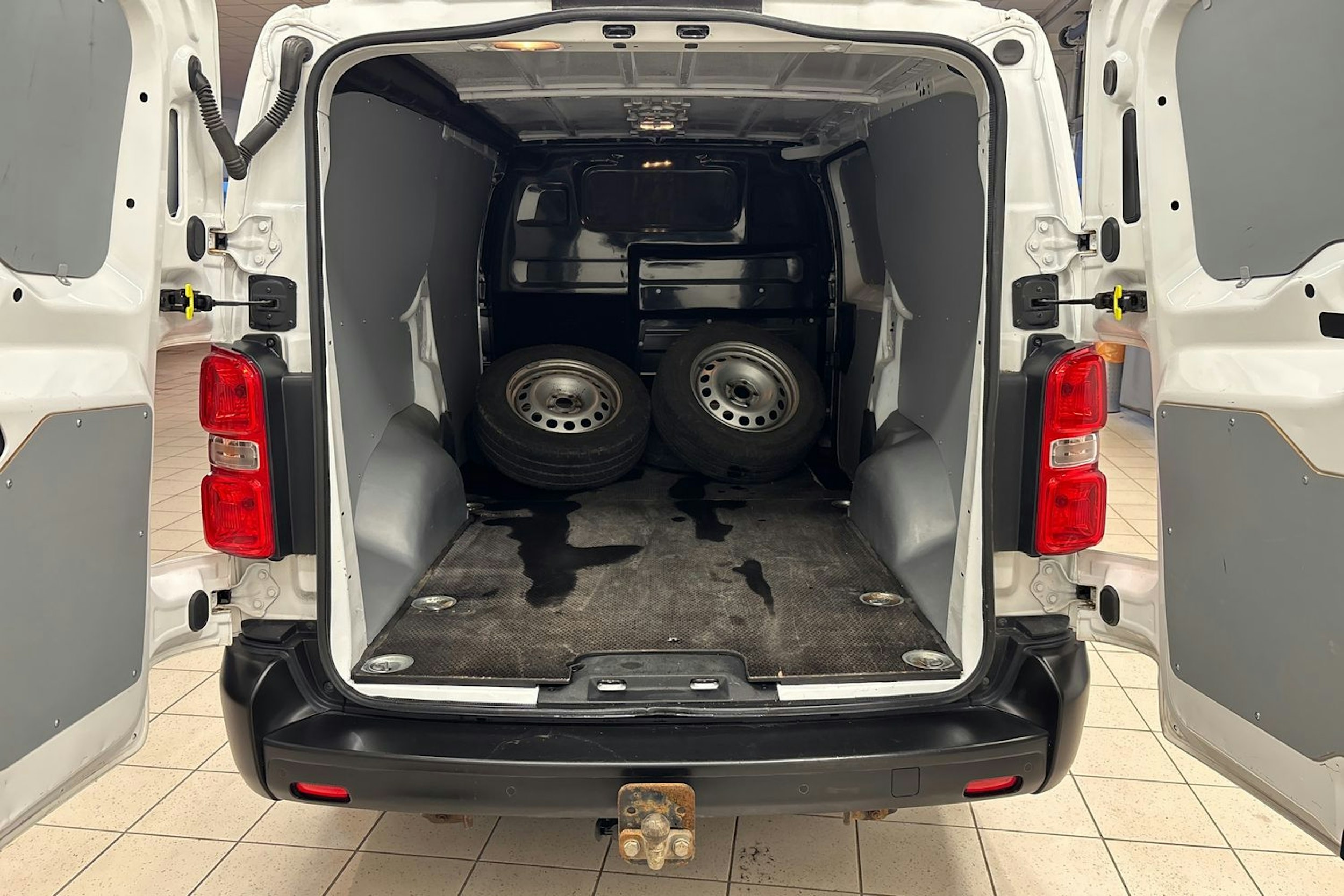 valkoinen Citroën Jumpy 2021 kuva 16.