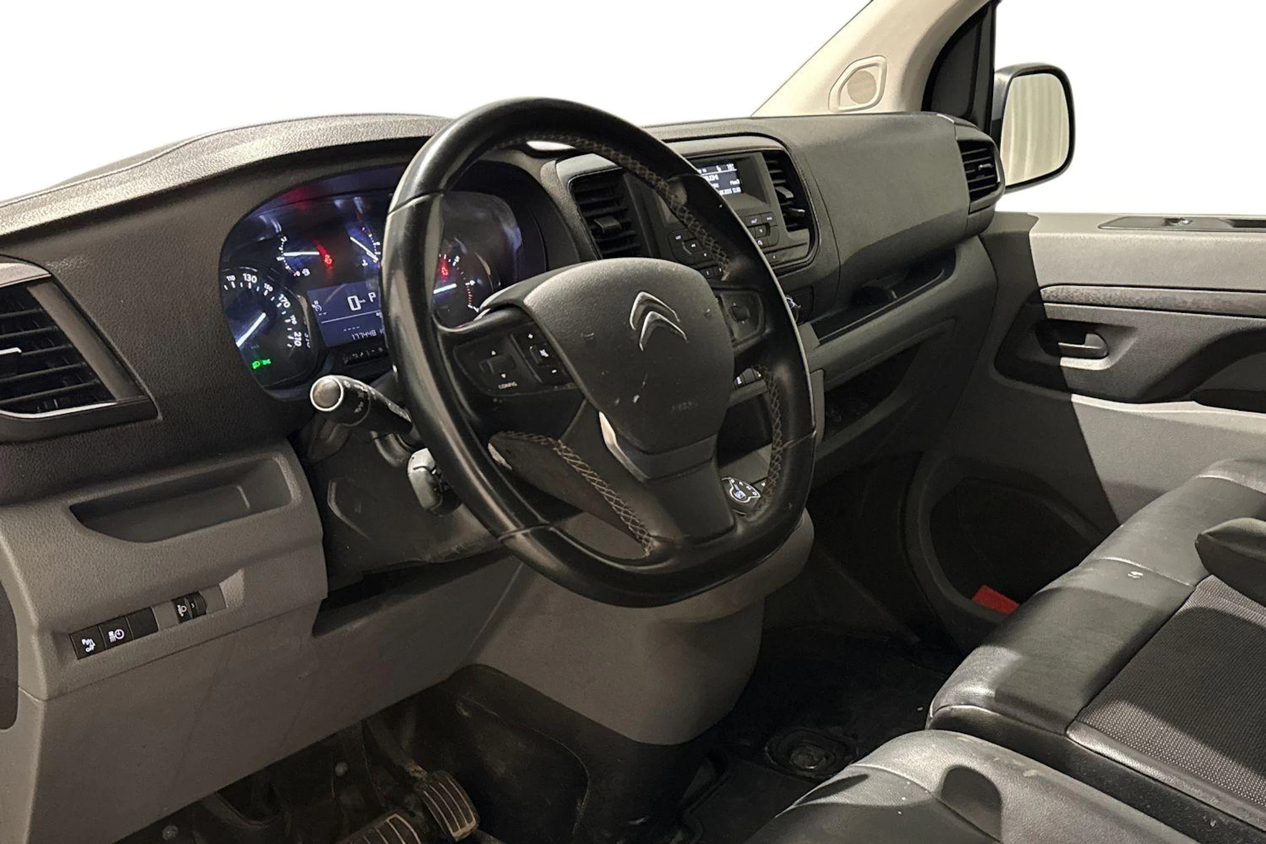 valkoinen Citroën Jumpy 2020 kuva 8.