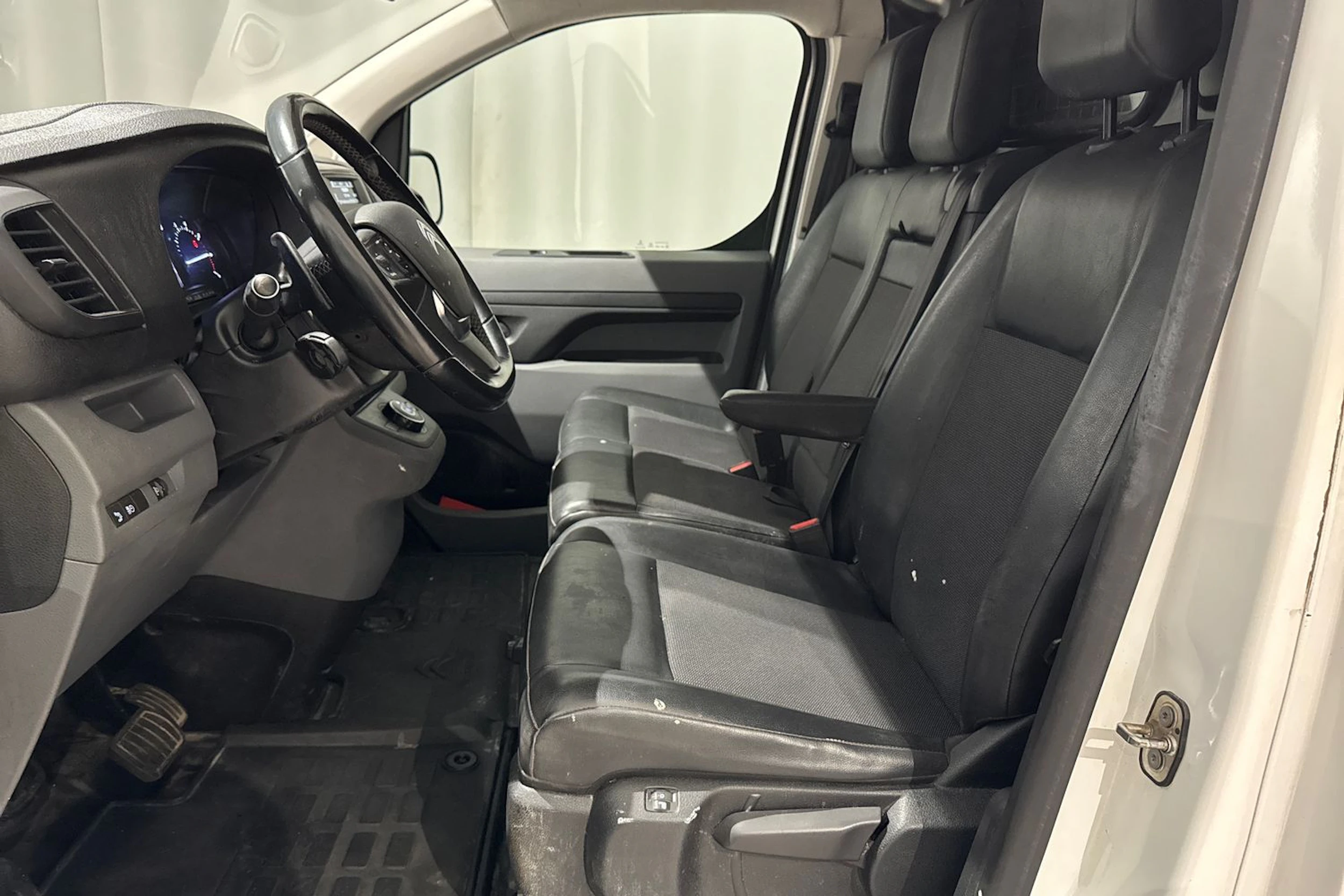 valkoinen Citroën Jumpy 2020 kuva 16.