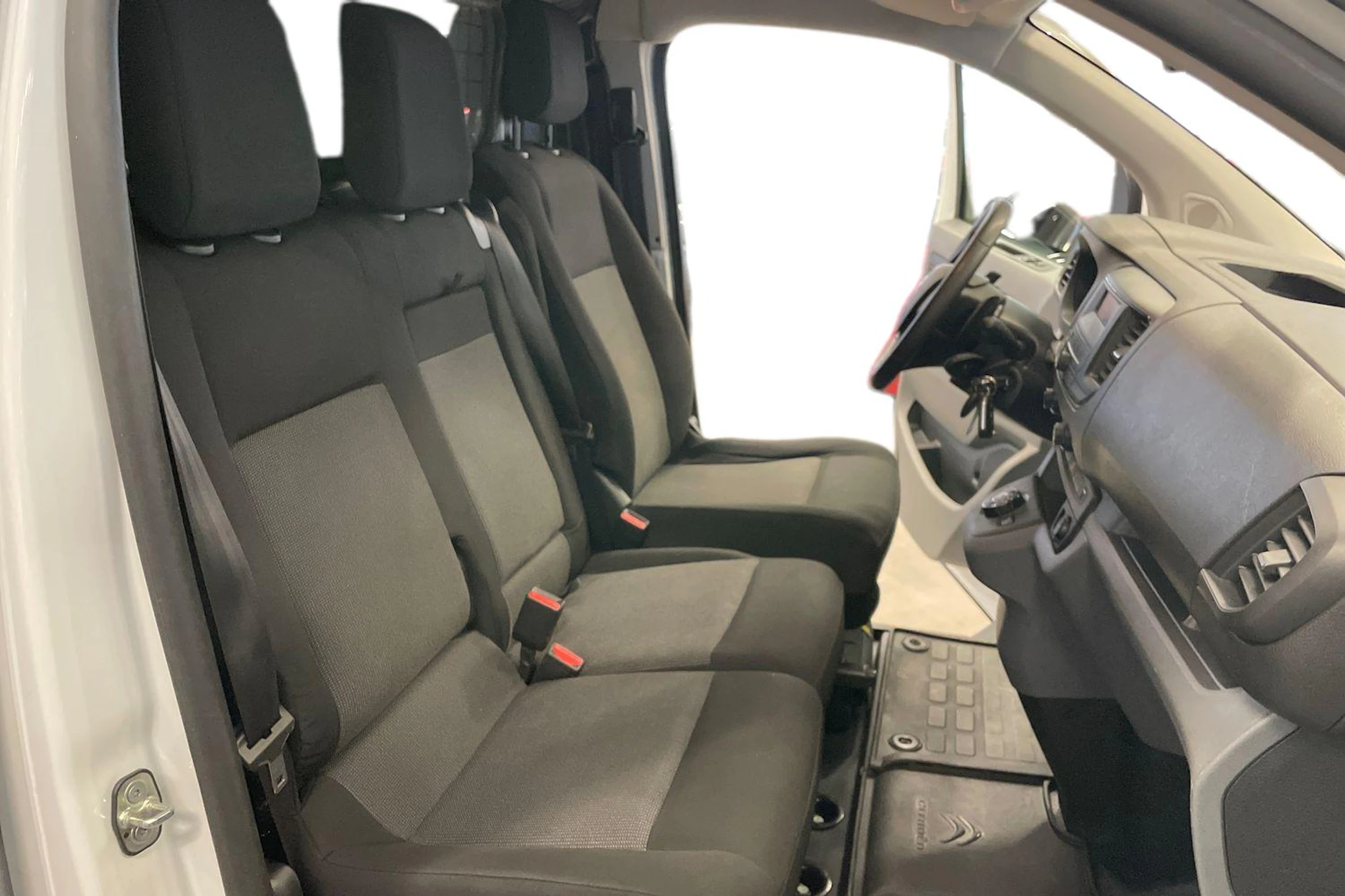 Valkoinen Citroën Jumpy 2022 kuva 11.