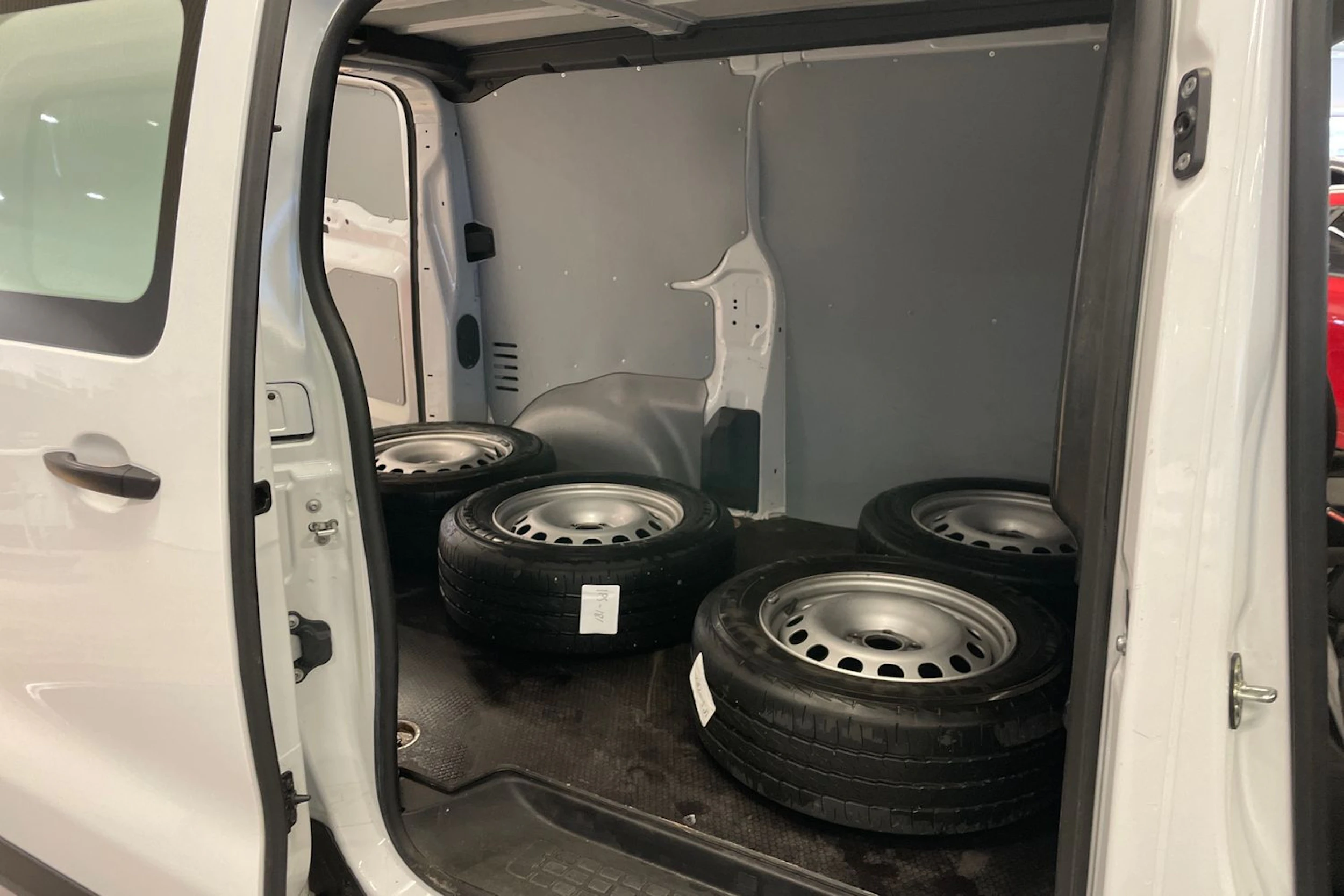 Valkoinen Citroën Jumpy 2022 kuva 16.