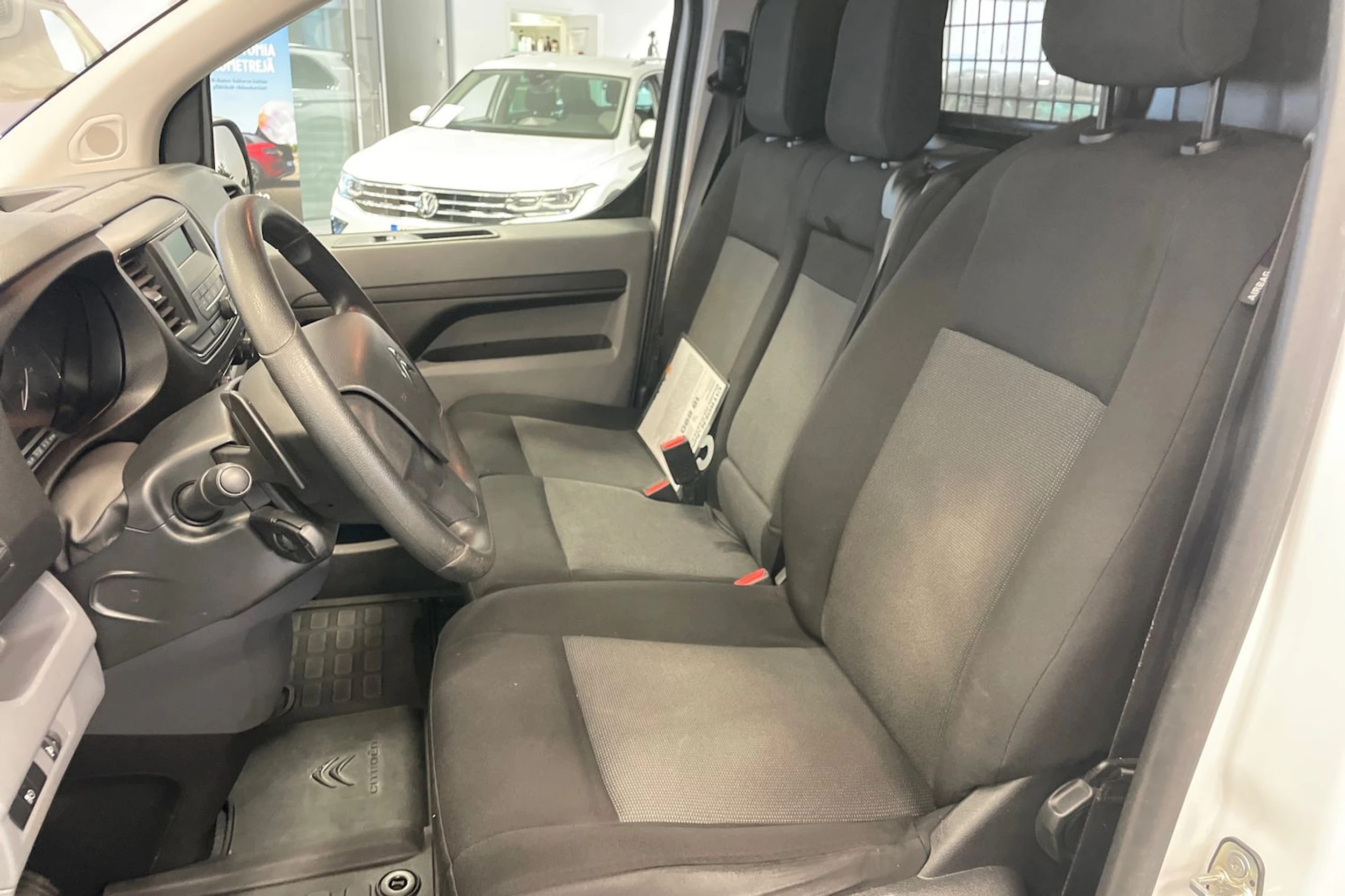Valkoinen Citroën Jumpy 2022 kuva 17.