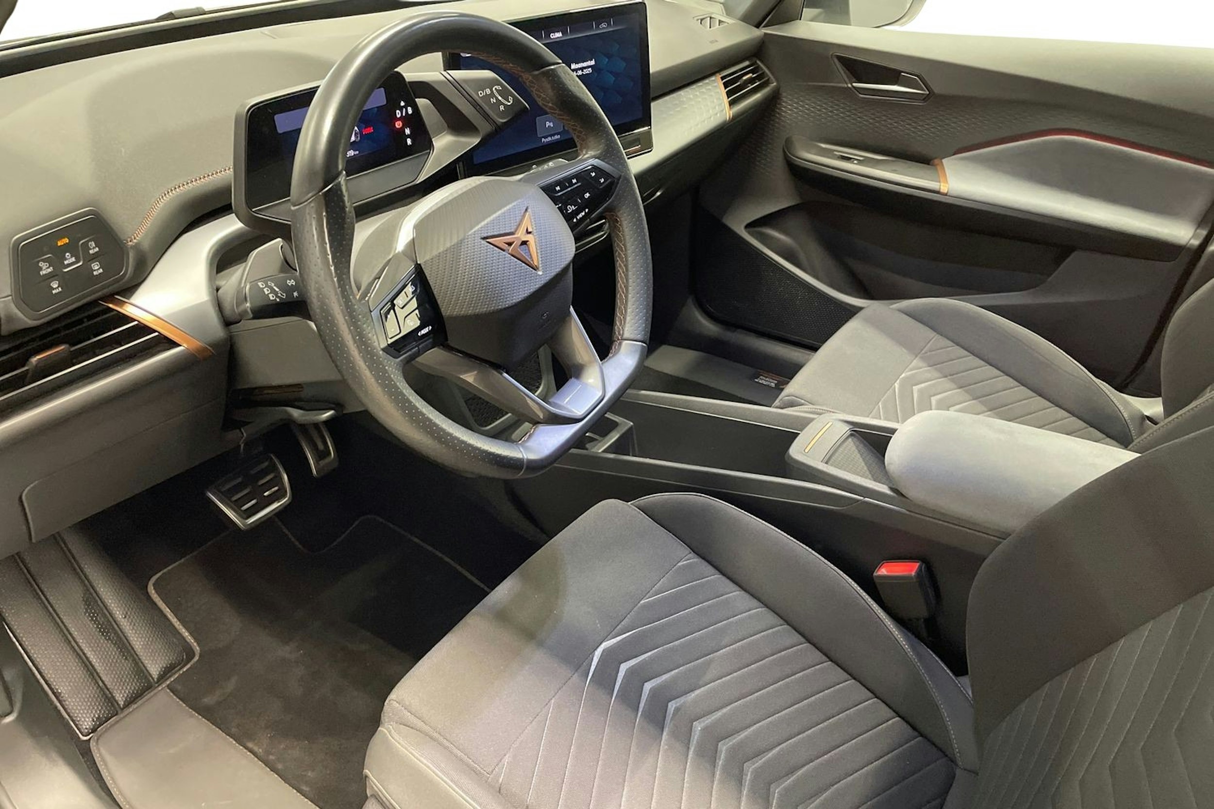 valkoinen CUPRA Born 2022 kuva 7.